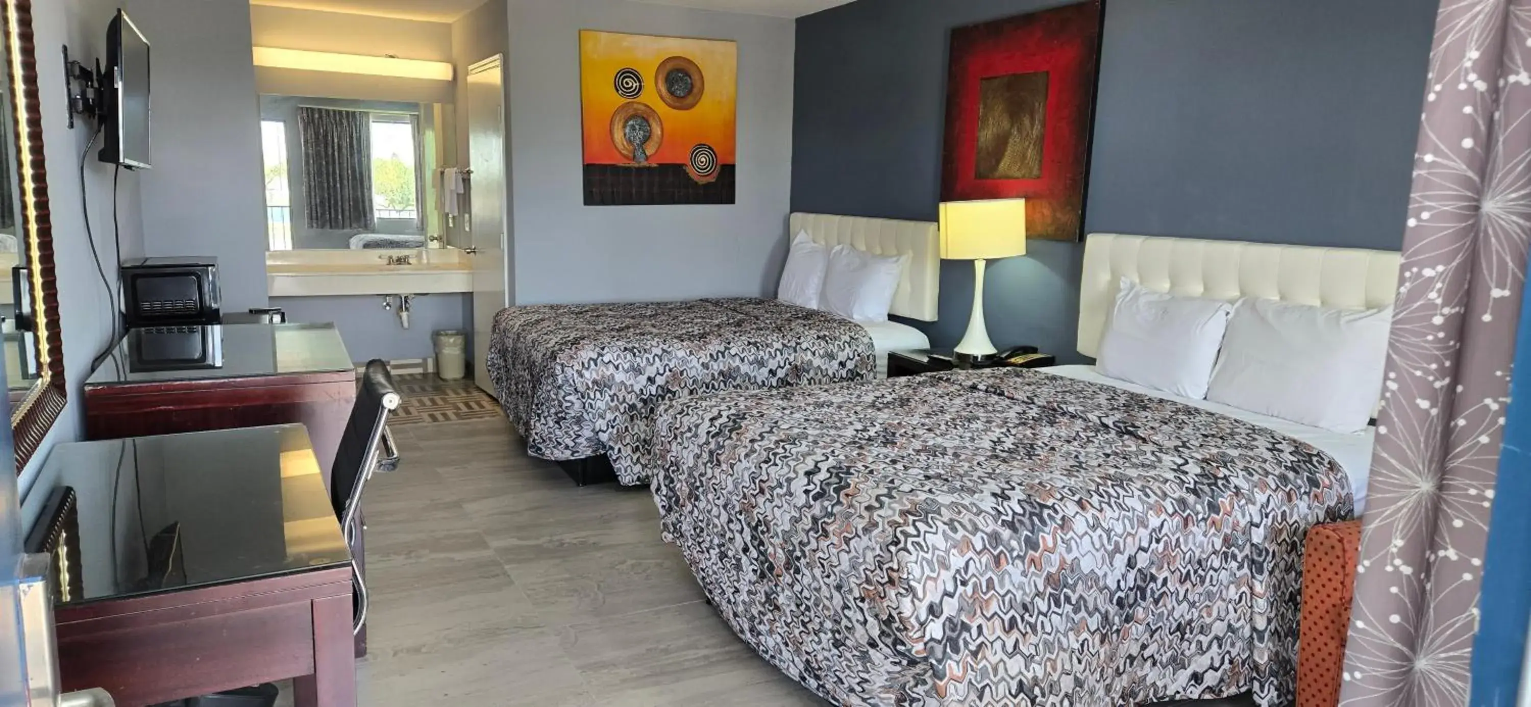 Queen Room with Two Queen Beds - Smoking in Deluxe Inn Airport Queen Room with Two Queen Beds - Smoking in Deluxe Inn Airport