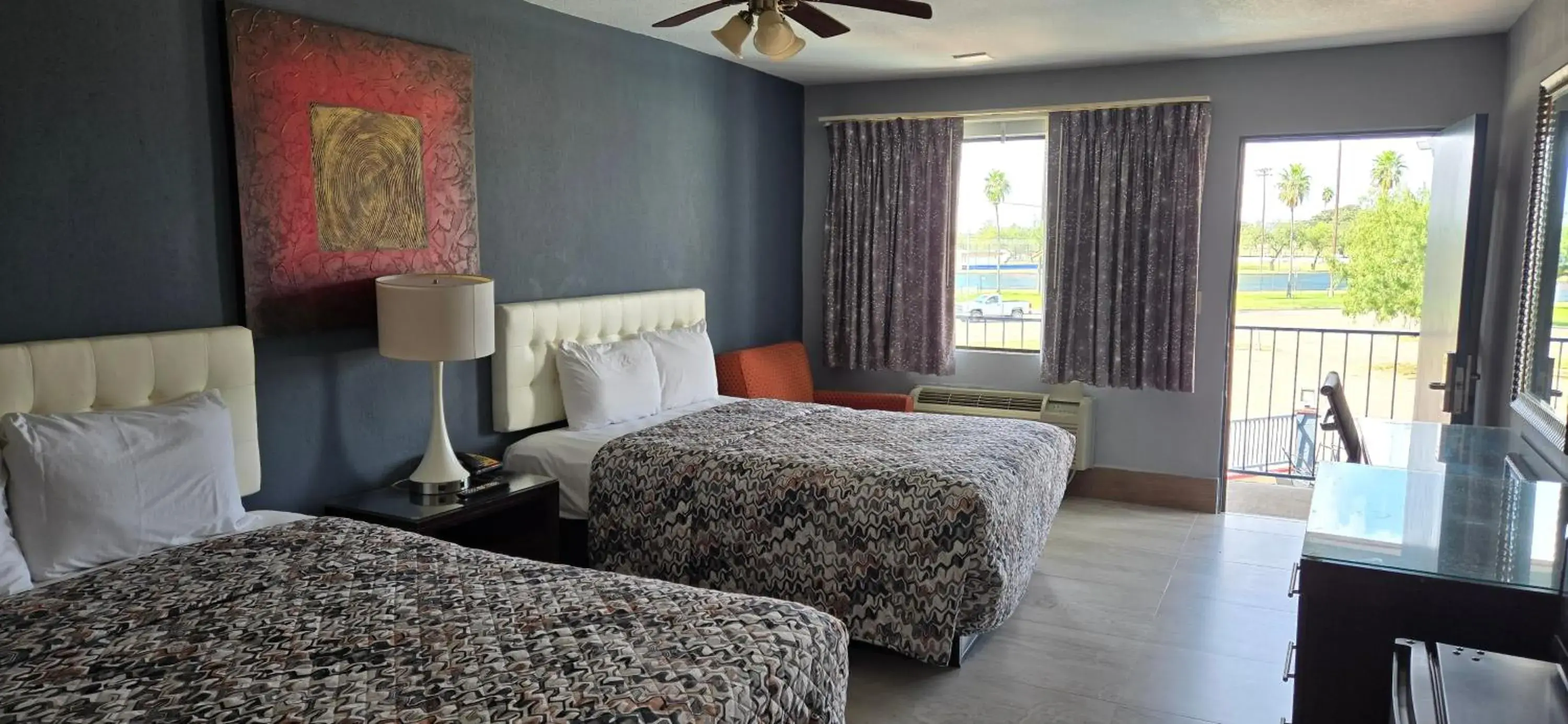 Queen Room with Two Queen Beds - Non-Smoking in Deluxe Inn Airport Queen Room with Two Queen Beds - Non-Smoking in Deluxe Inn Airport