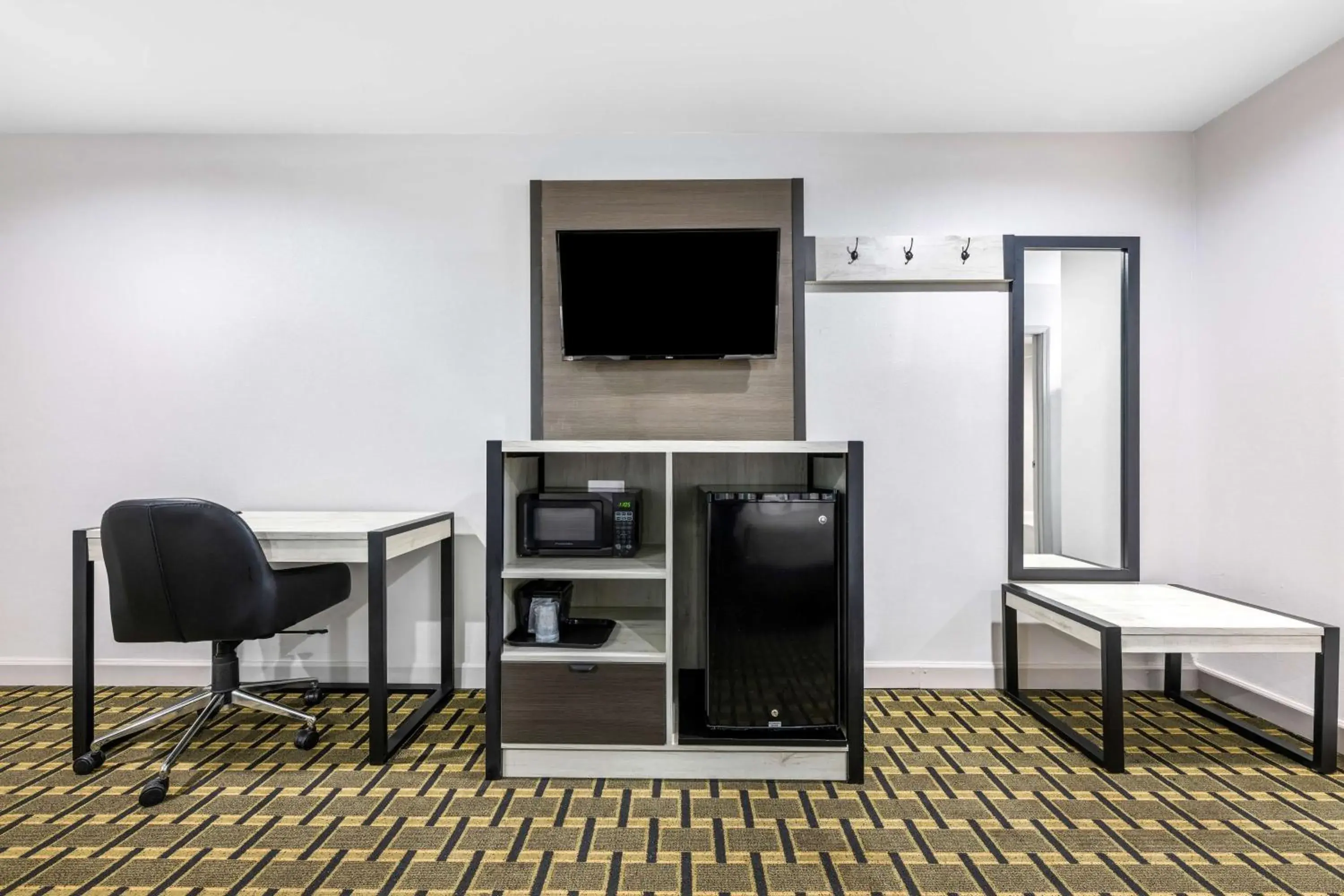 Queen Room with Two Queen Beds - Non-Smoking in SureStay by Best Western Huntsville University Area Queen Room with Two Queen Beds - Non-Smoking in SureStay by Best Western Huntsville University Area