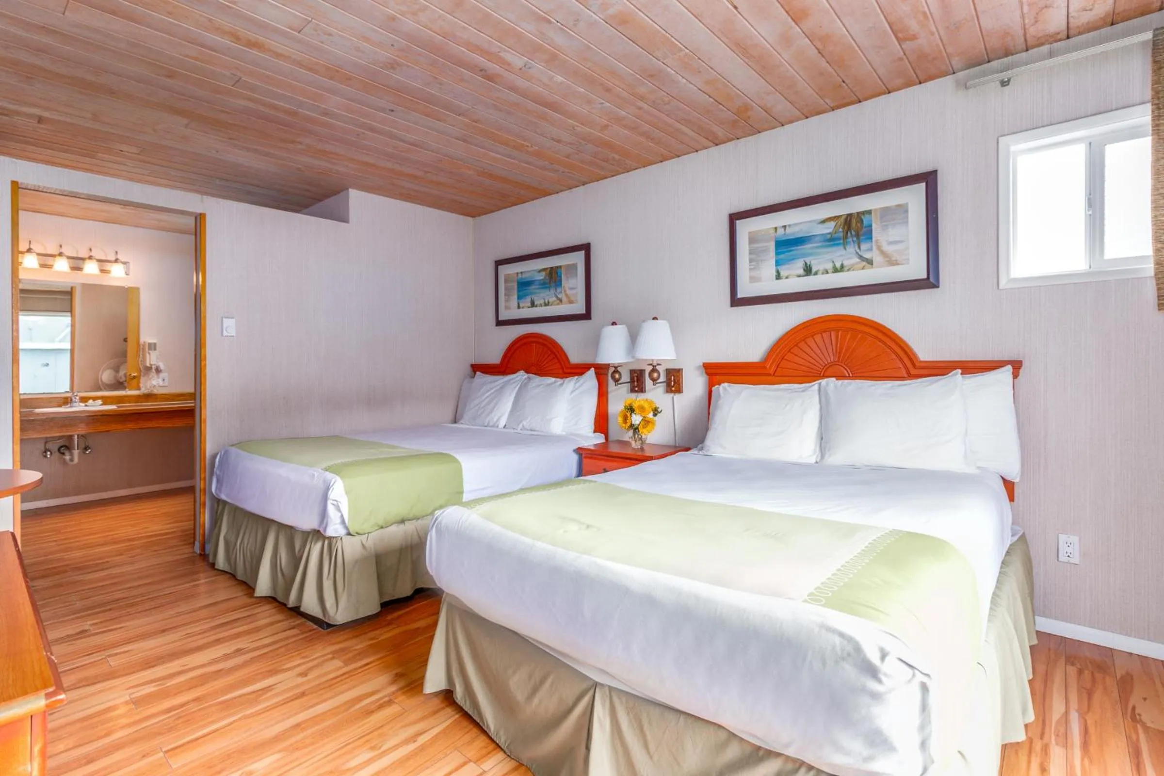 Photo of the whole room, Bed in Seashore Inn on the Beach Seaside