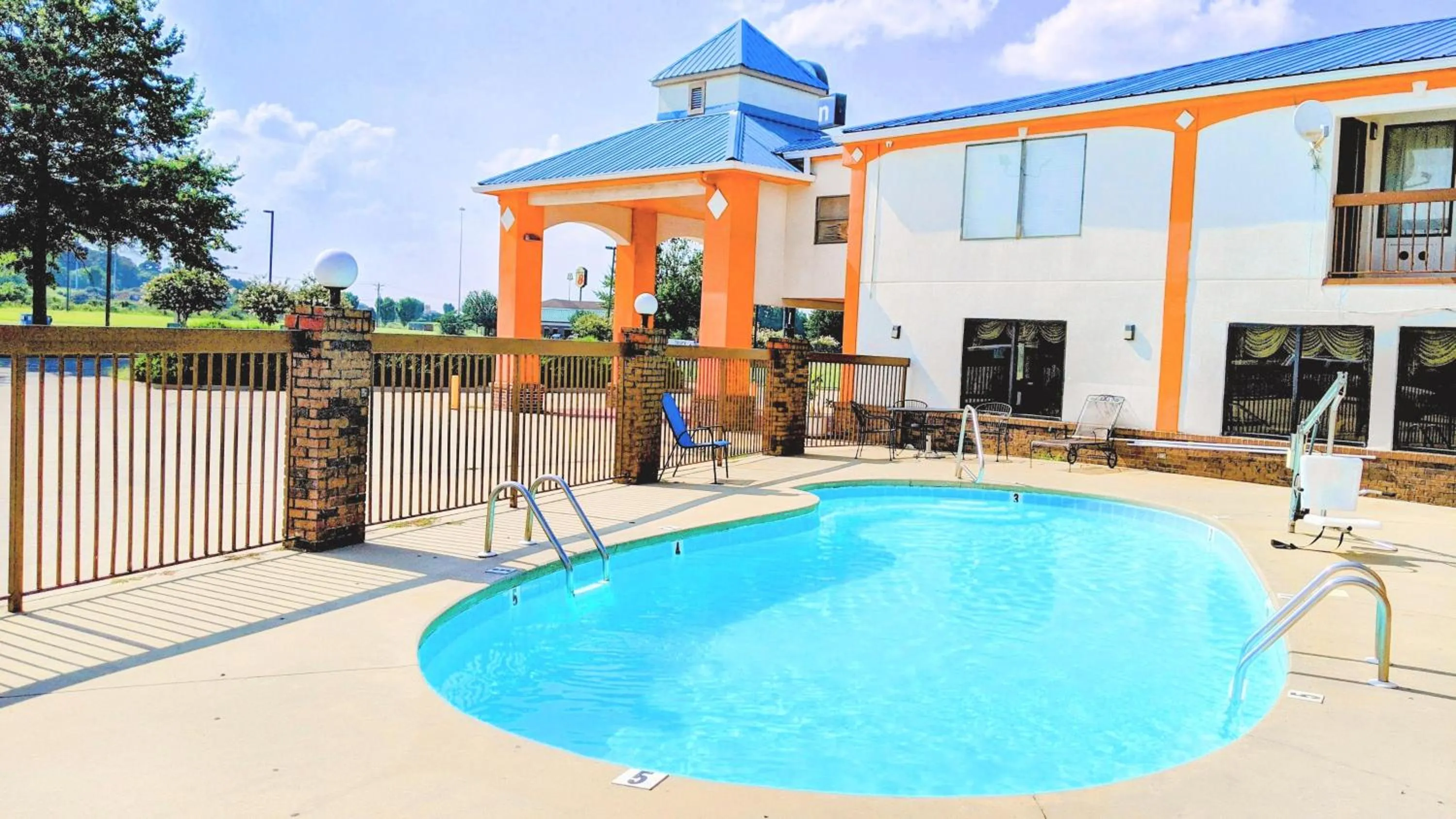 Swimming pool in Quality Inn & Suites Decatur Priceville I-65