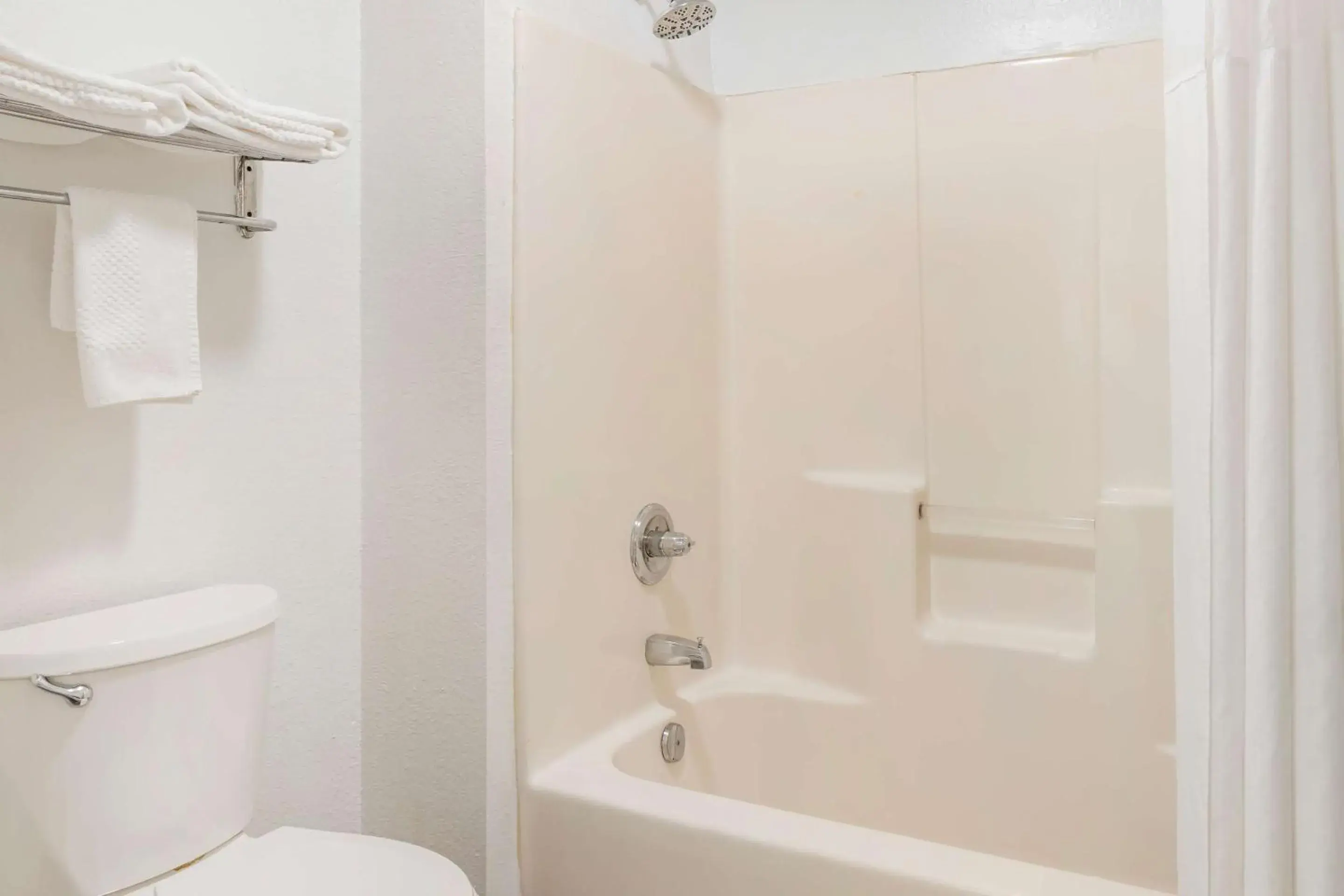 Bedroom in Quality Inn & Suites Decatur Priceville I-65 Bedroom in Quality Inn & Suites Decatur Priceville I-65