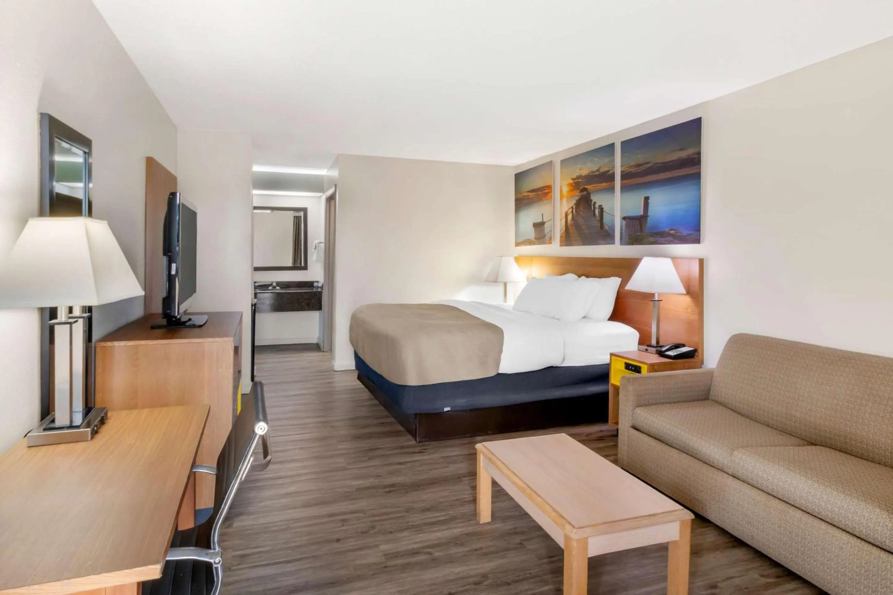 Bedroom, Bed in Quality Inn & Suites Decatur Priceville I-65