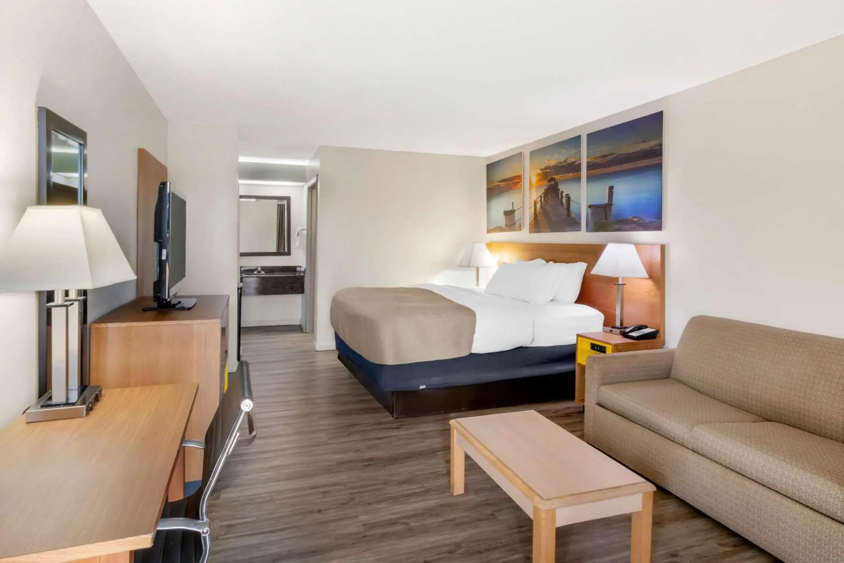 Seating area, Bed in Quality Inn & Suites Decatur Priceville I-65 Seating area, Bed in Quality Inn & Suites Decatur Priceville I-65