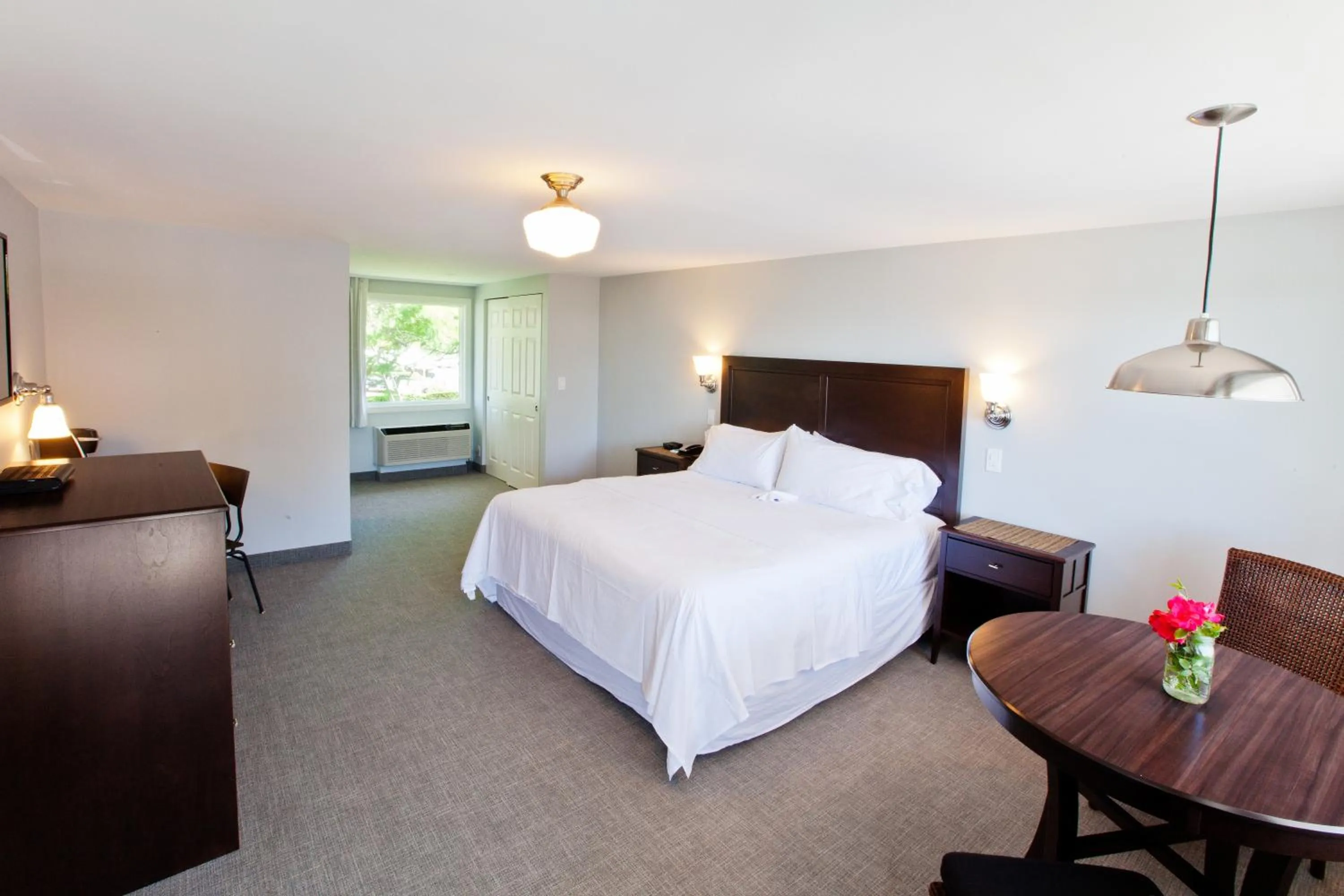 Photo of the whole room, Bed in The Seaglass Inn & Spa