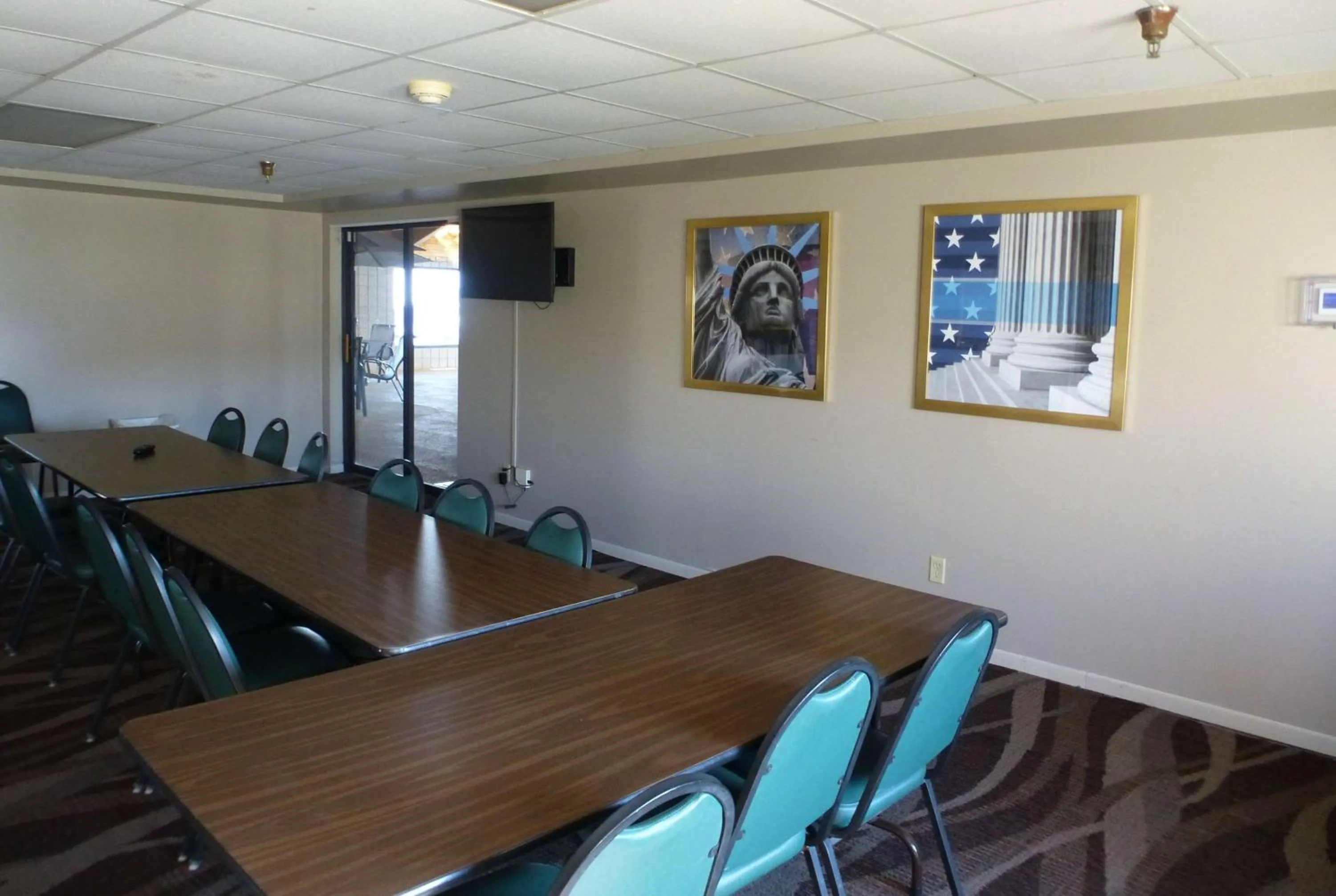 Meeting/conference room in AmericInn by Wyndham Mitchell