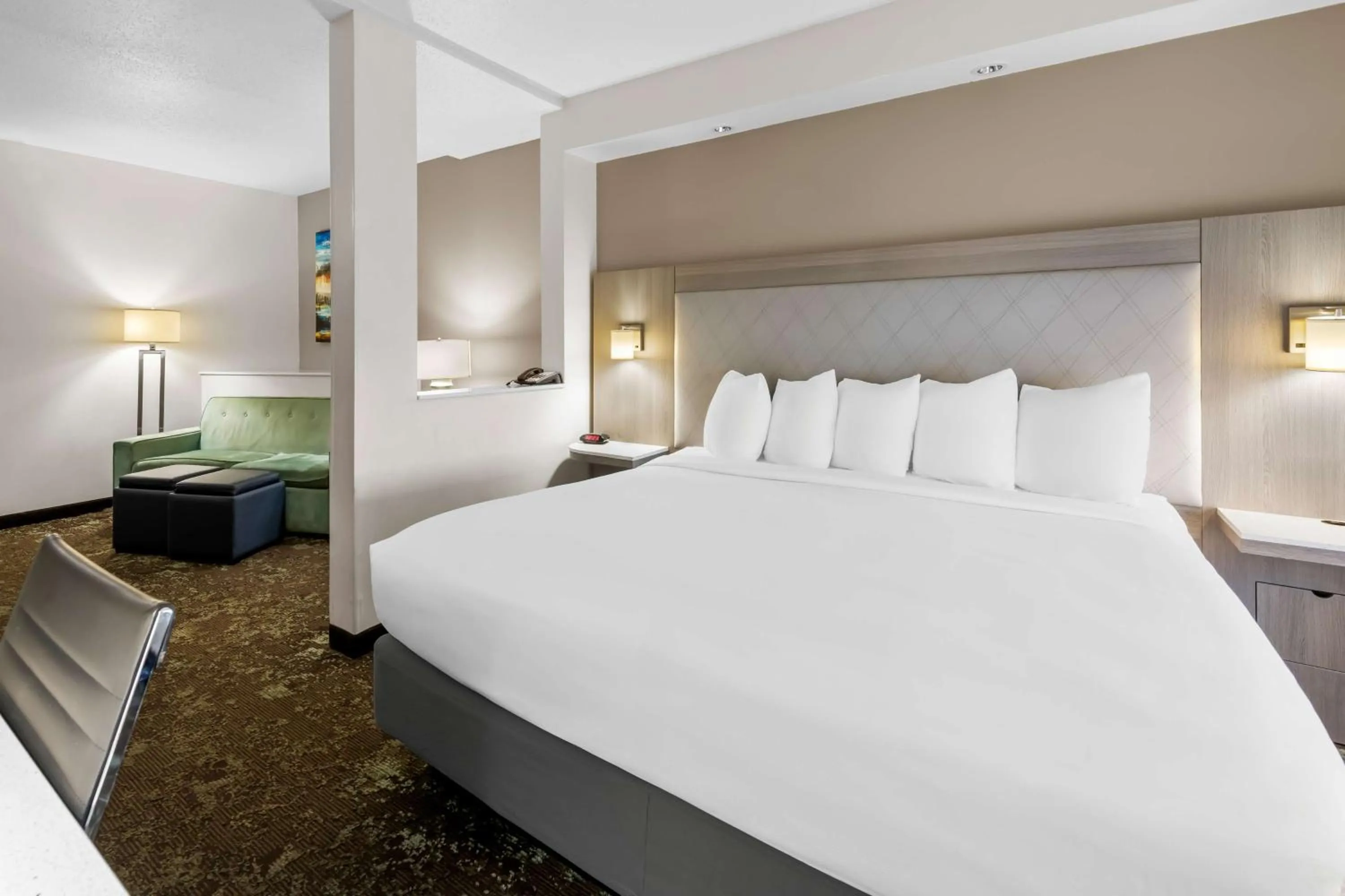 Bedroom, Bed in Best Western Worlds Of Fun