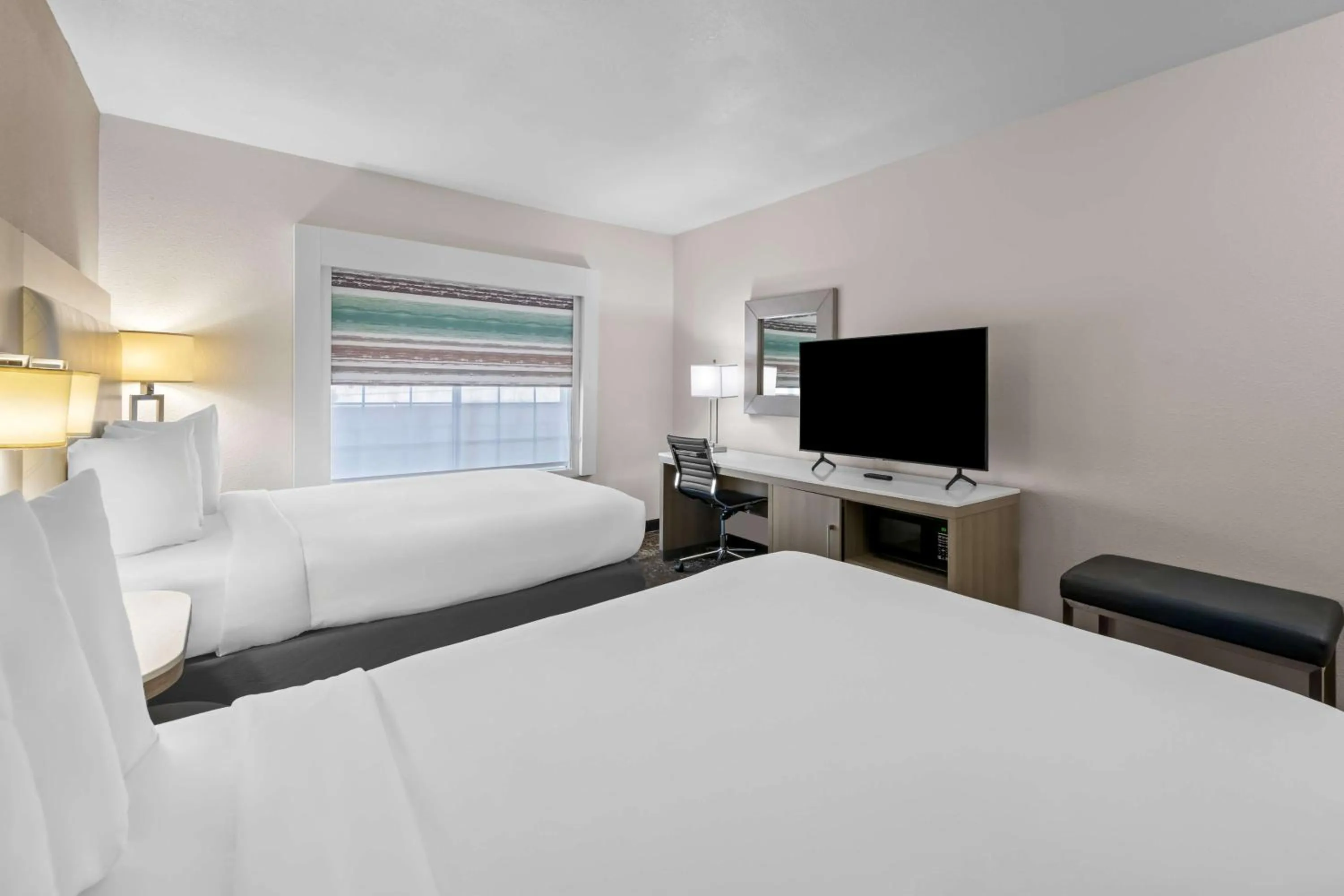 Bedroom, Bed in Best Western Worlds Of Fun