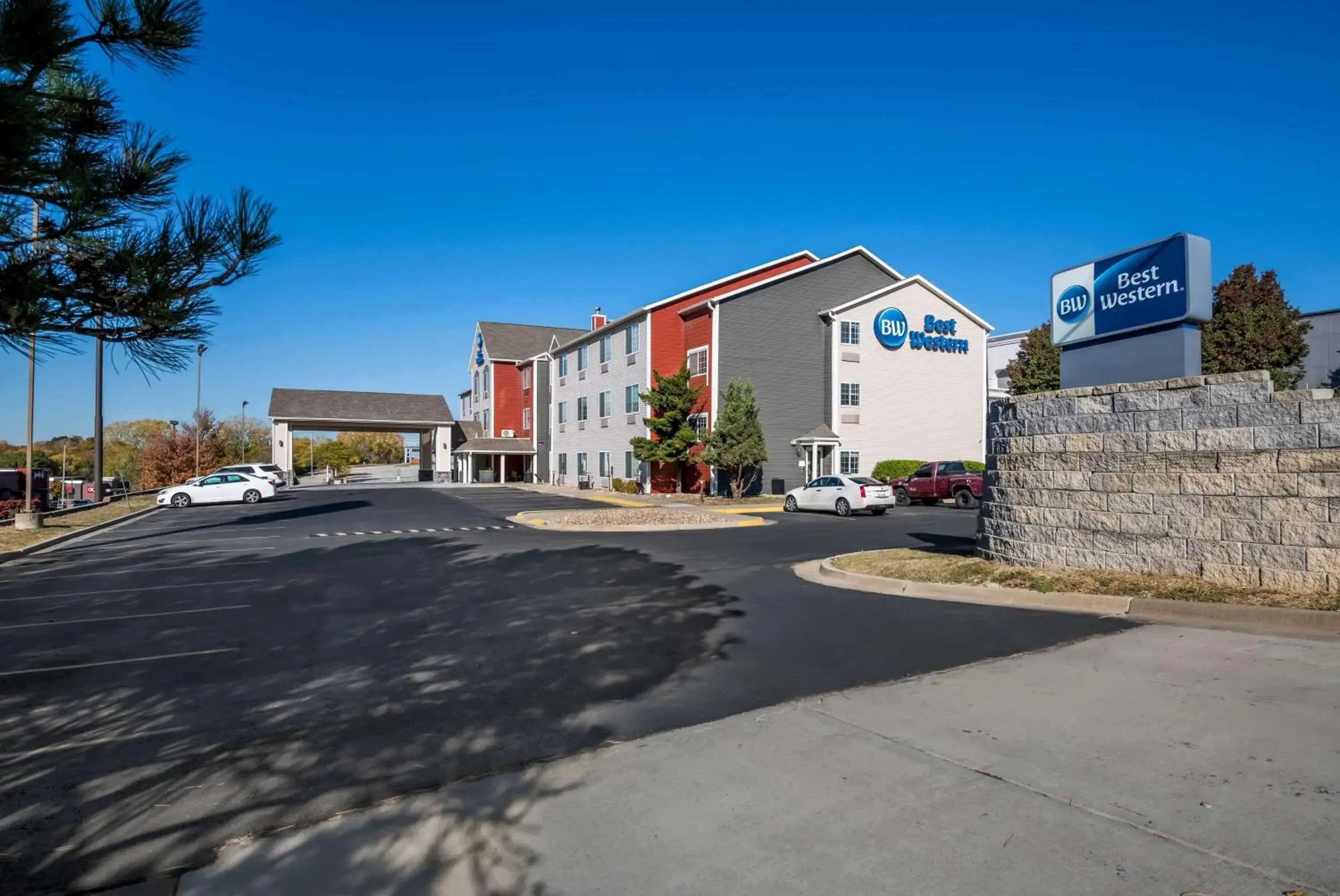 Property building in Best Western Worlds Of Fun Property building in Best Western Worlds Of Fun