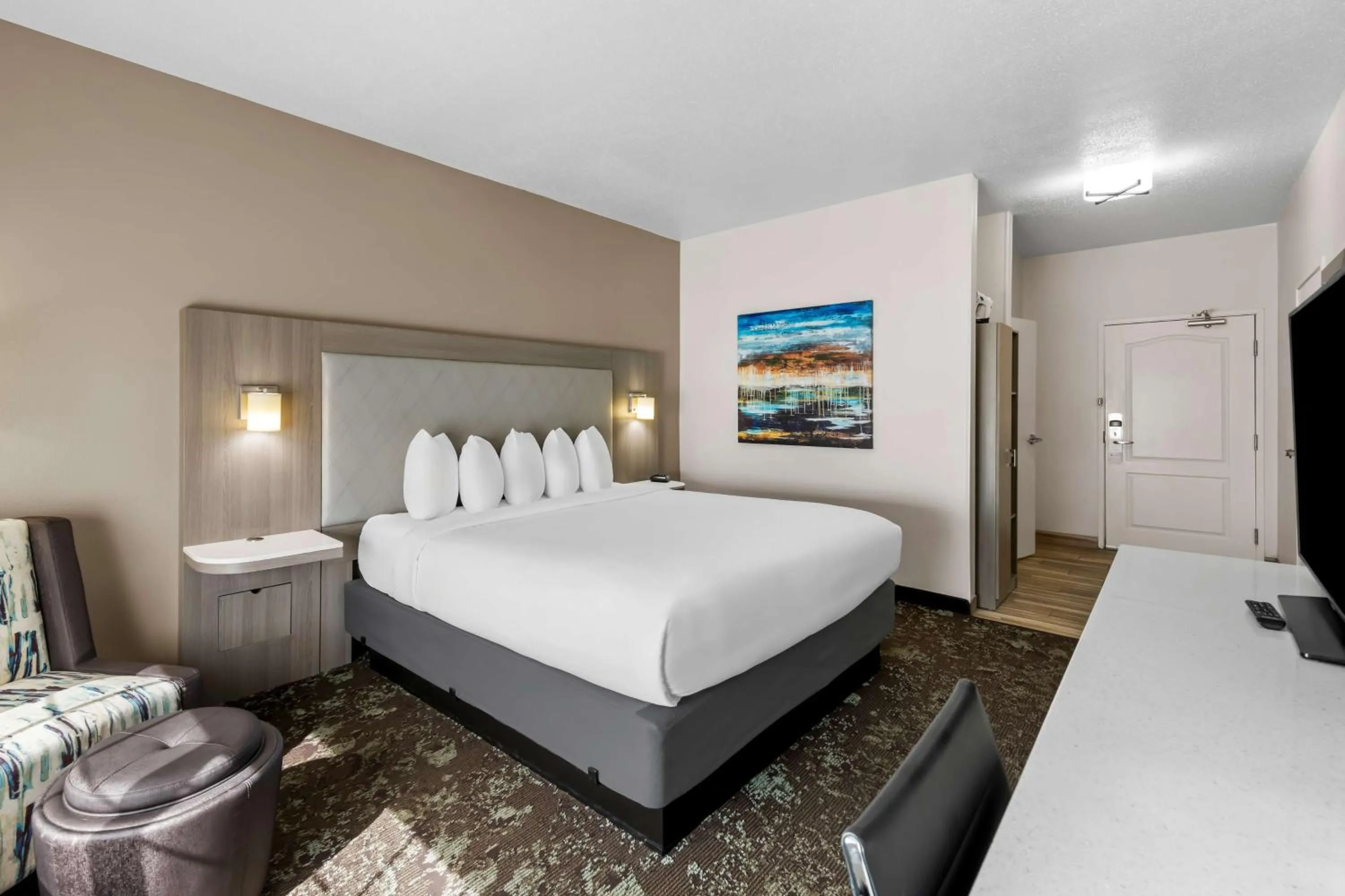 Bedroom, Bed in Best Western Worlds Of Fun