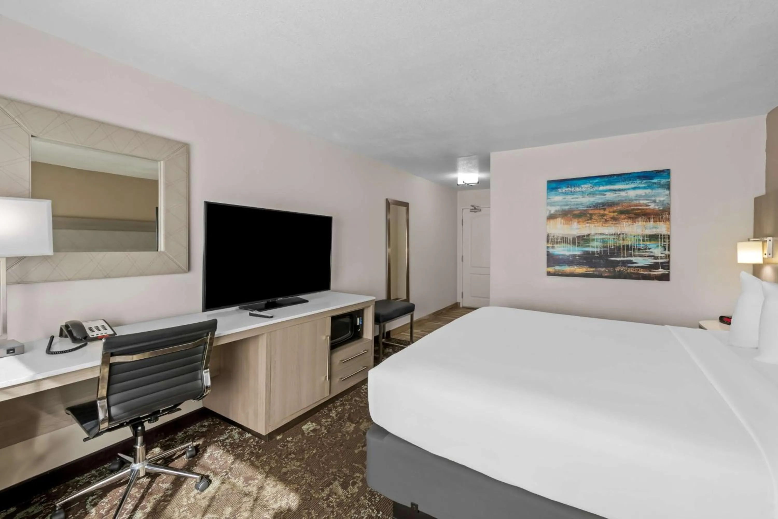 Bedroom, Bed in Best Western Worlds Of Fun