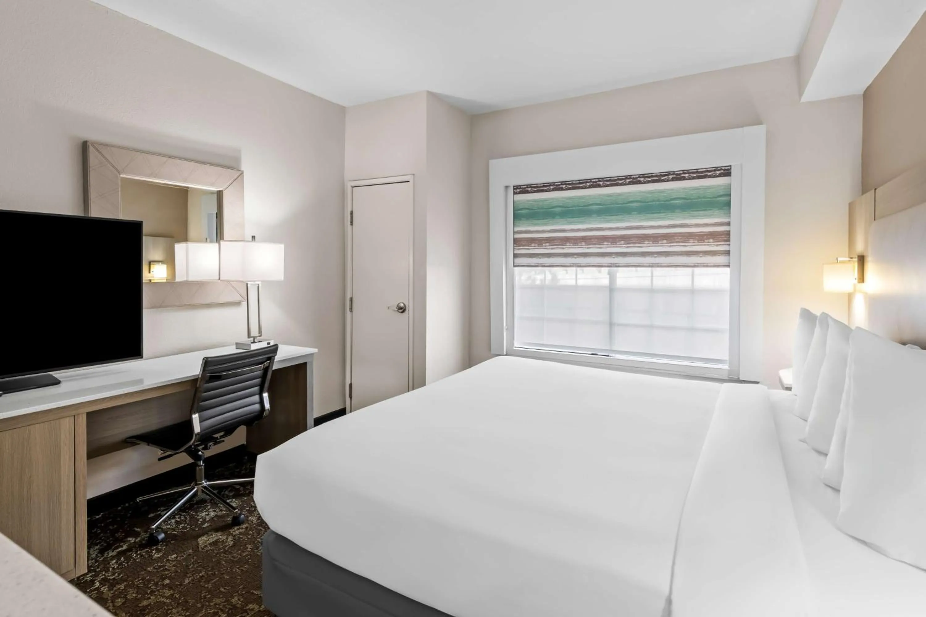 Bedroom, Bed in Best Western Worlds Of Fun