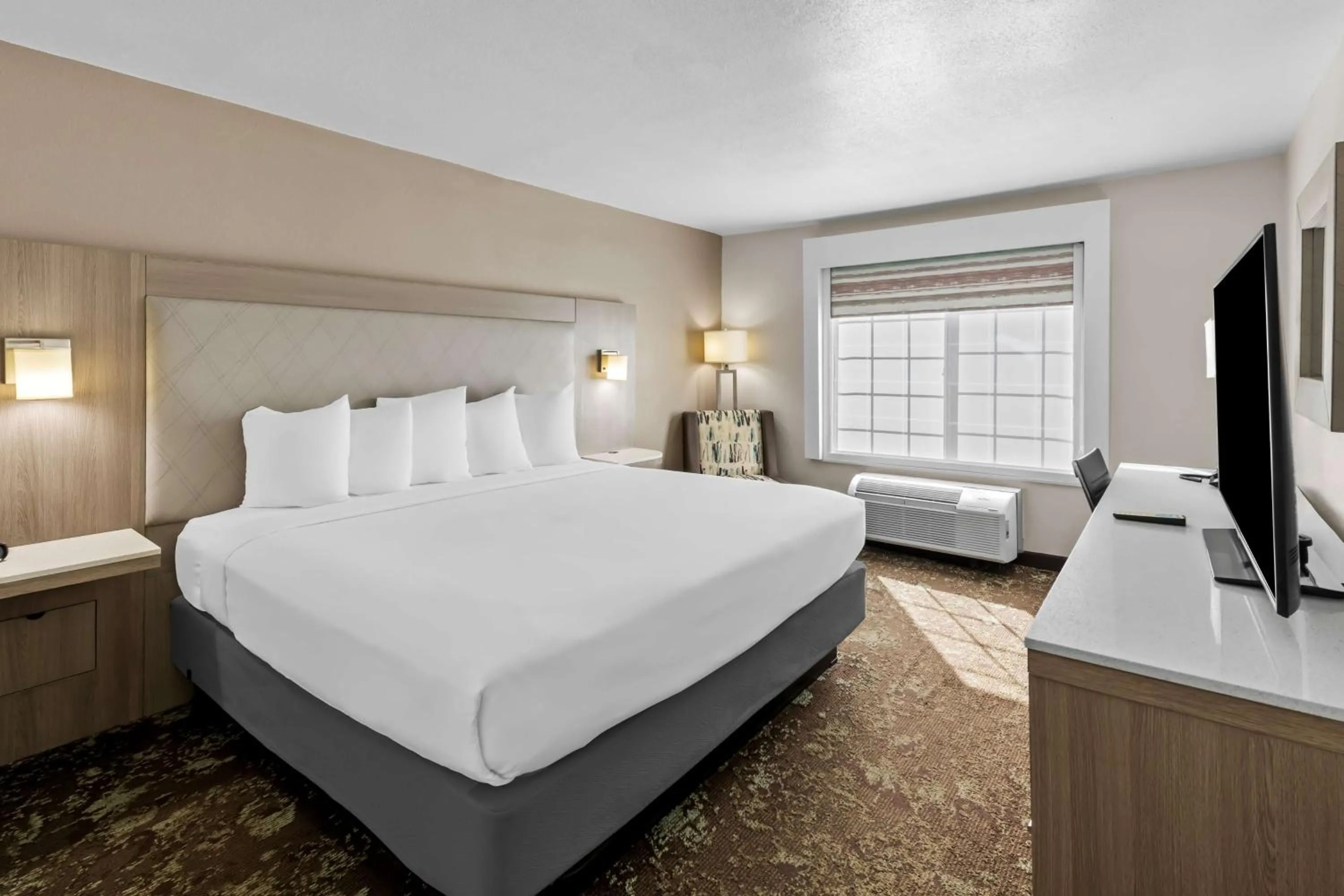 Bedroom, Bed in Best Western Worlds Of Fun