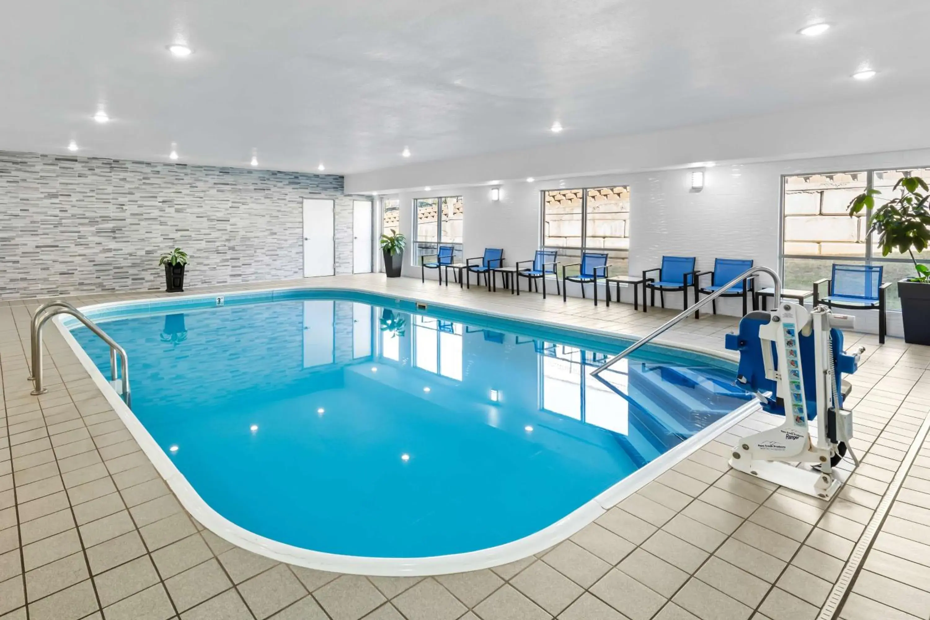 Pool view in Best Western Worlds Of Fun Pool view in Best Western Worlds Of Fun