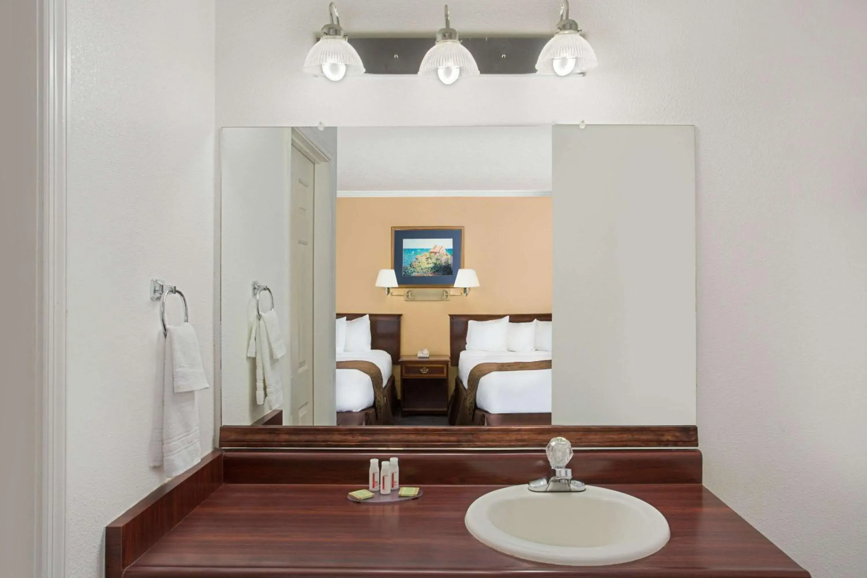 Queen Room with Two Queen Beds - Non-Smoking in Super 8 by Wyndham Oroville Queen Room with Two Queen Beds - Non-Smoking in Super 8 by Wyndham Oroville