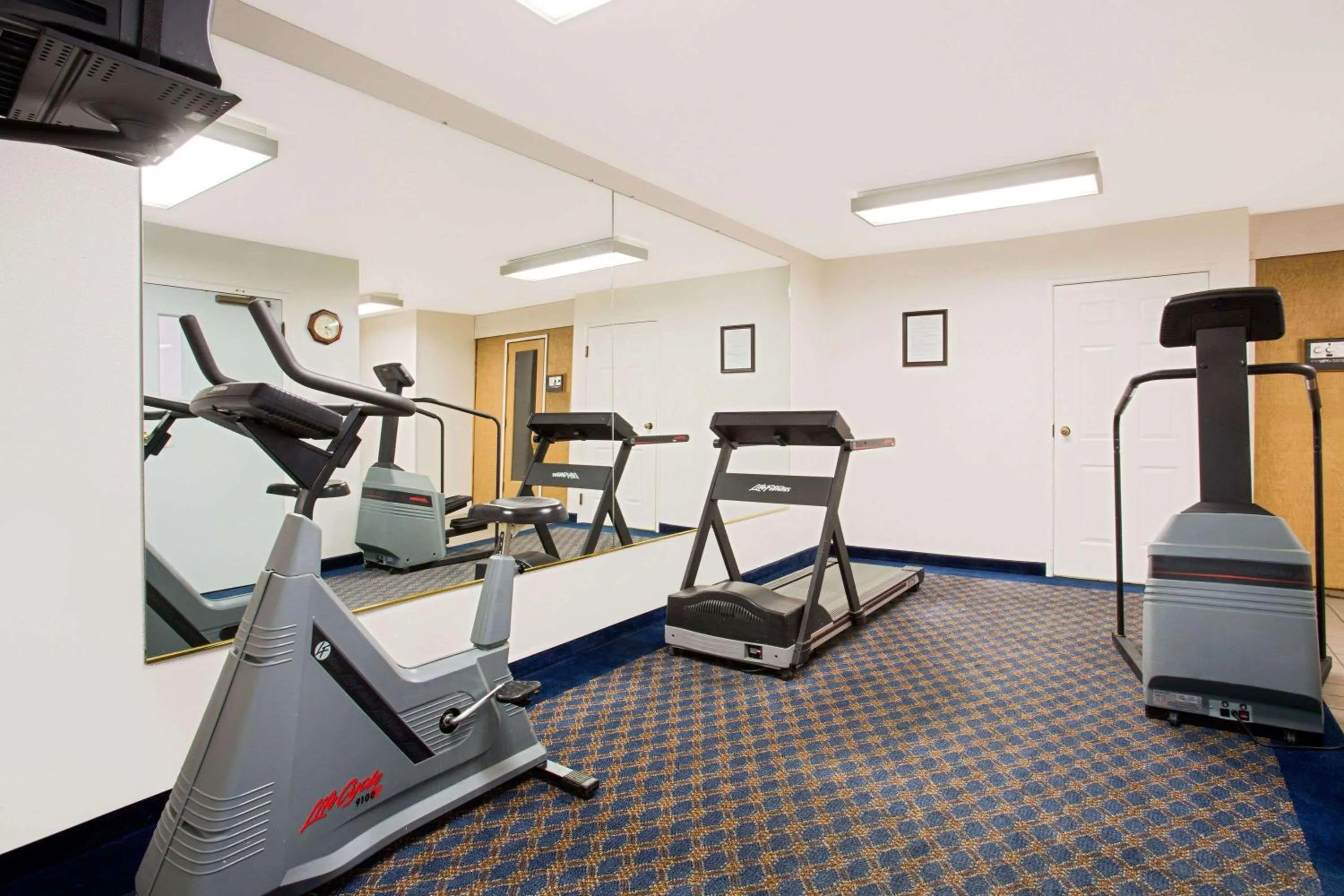 Fitness centre/facilities in Super 8 by Wyndham Oroville