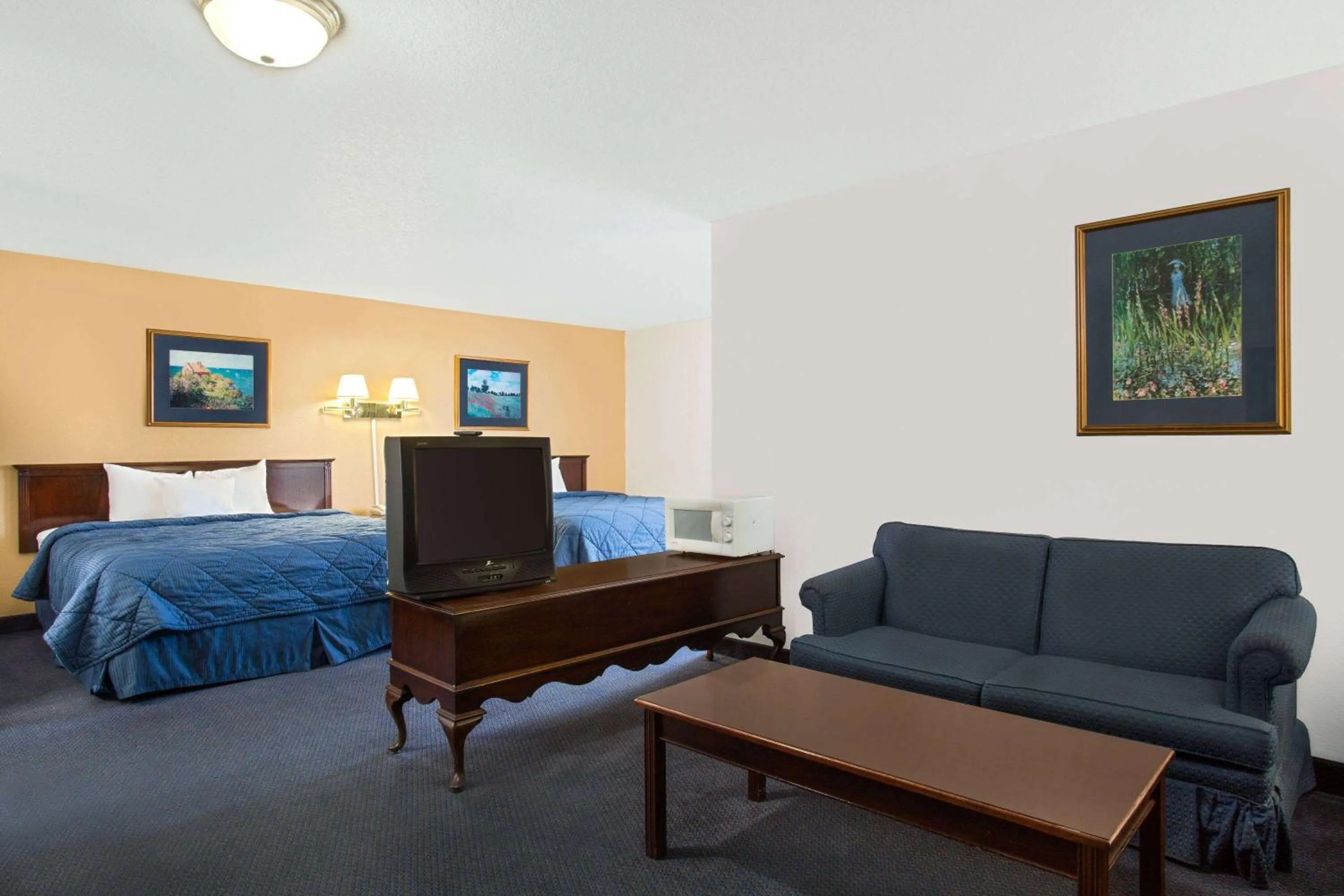 Photo of the whole room, Bed in Super 8 by Wyndham Oroville