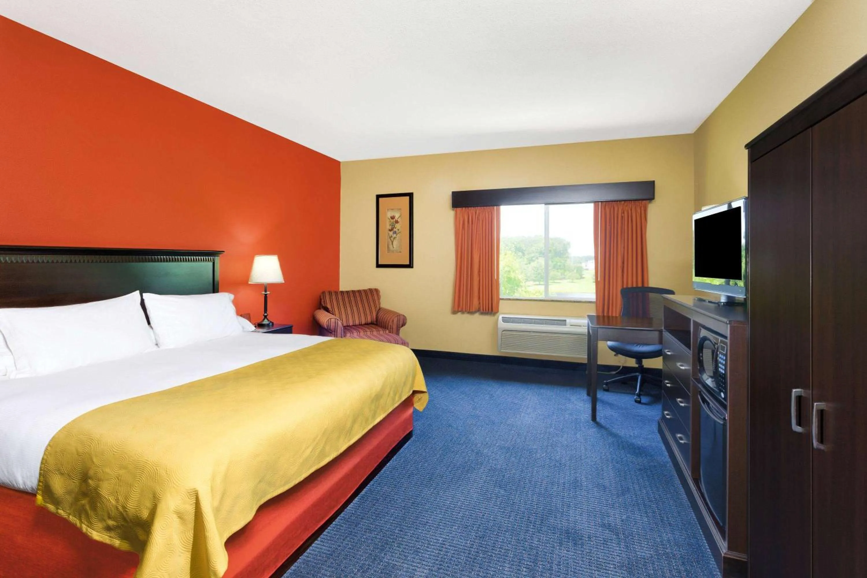 Bed in AmericInn by Wyndham Vidalia