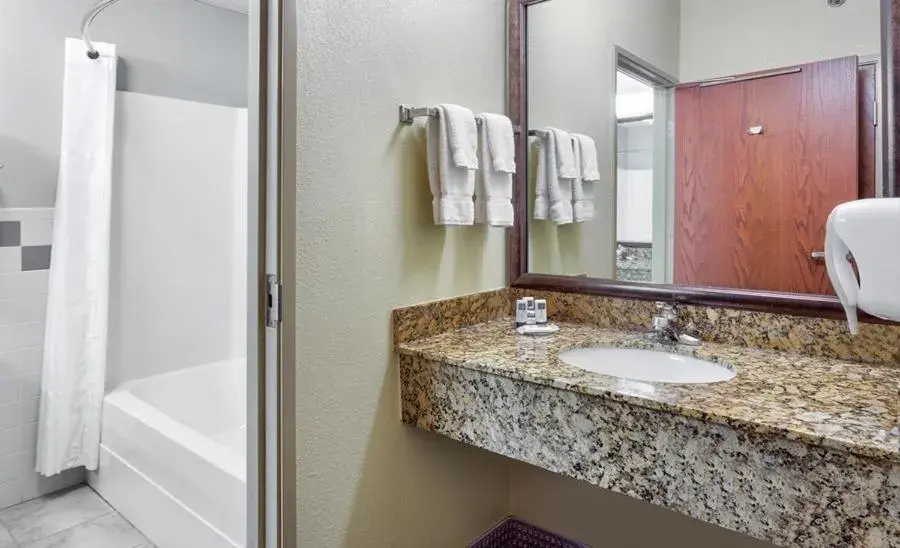 Superior King Suite - Non-Smoking in AmericInn by Wyndham Vidalia Superior King Suite - Non-Smoking in AmericInn by Wyndham Vidalia