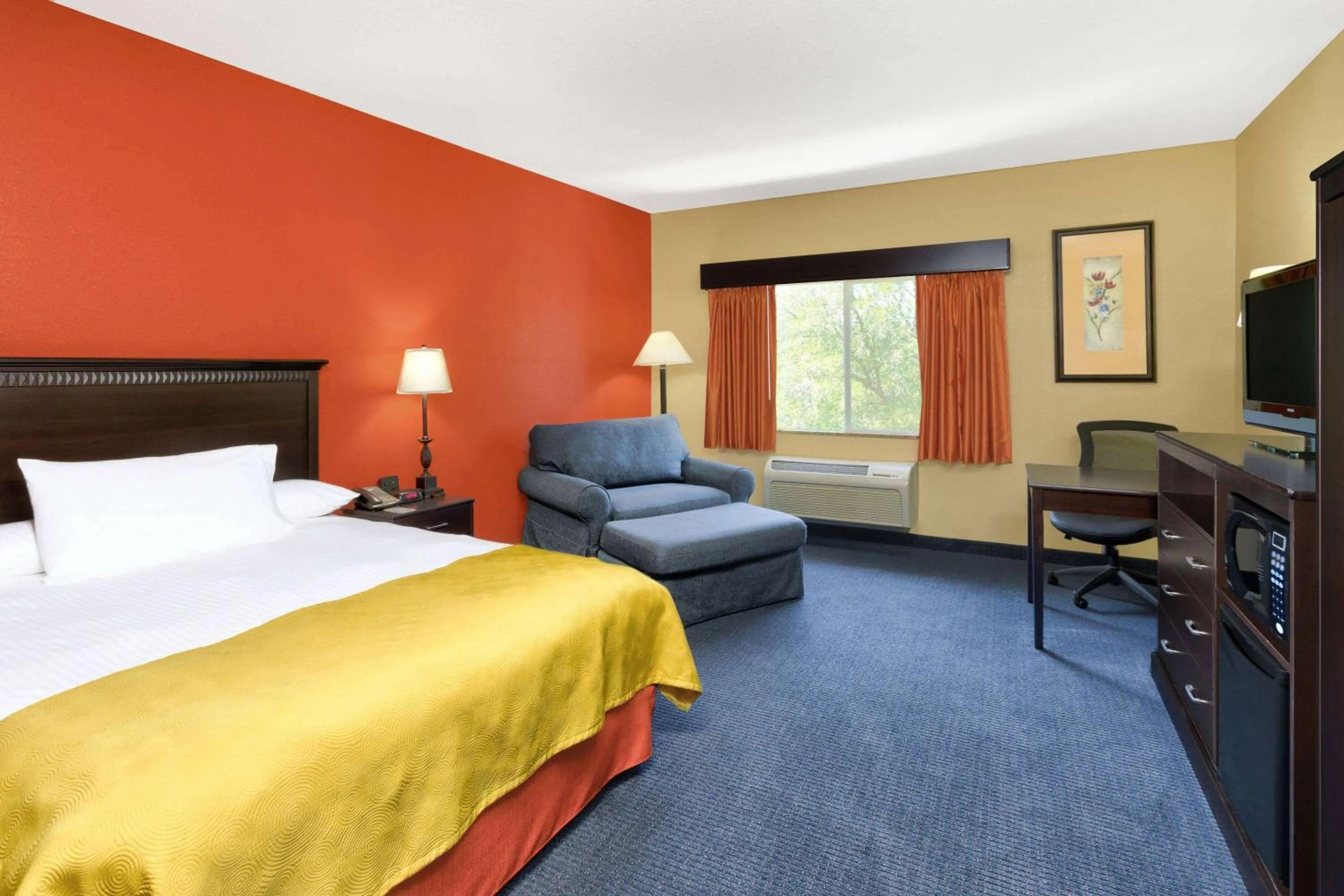 Bed in AmericInn by Wyndham Vidalia