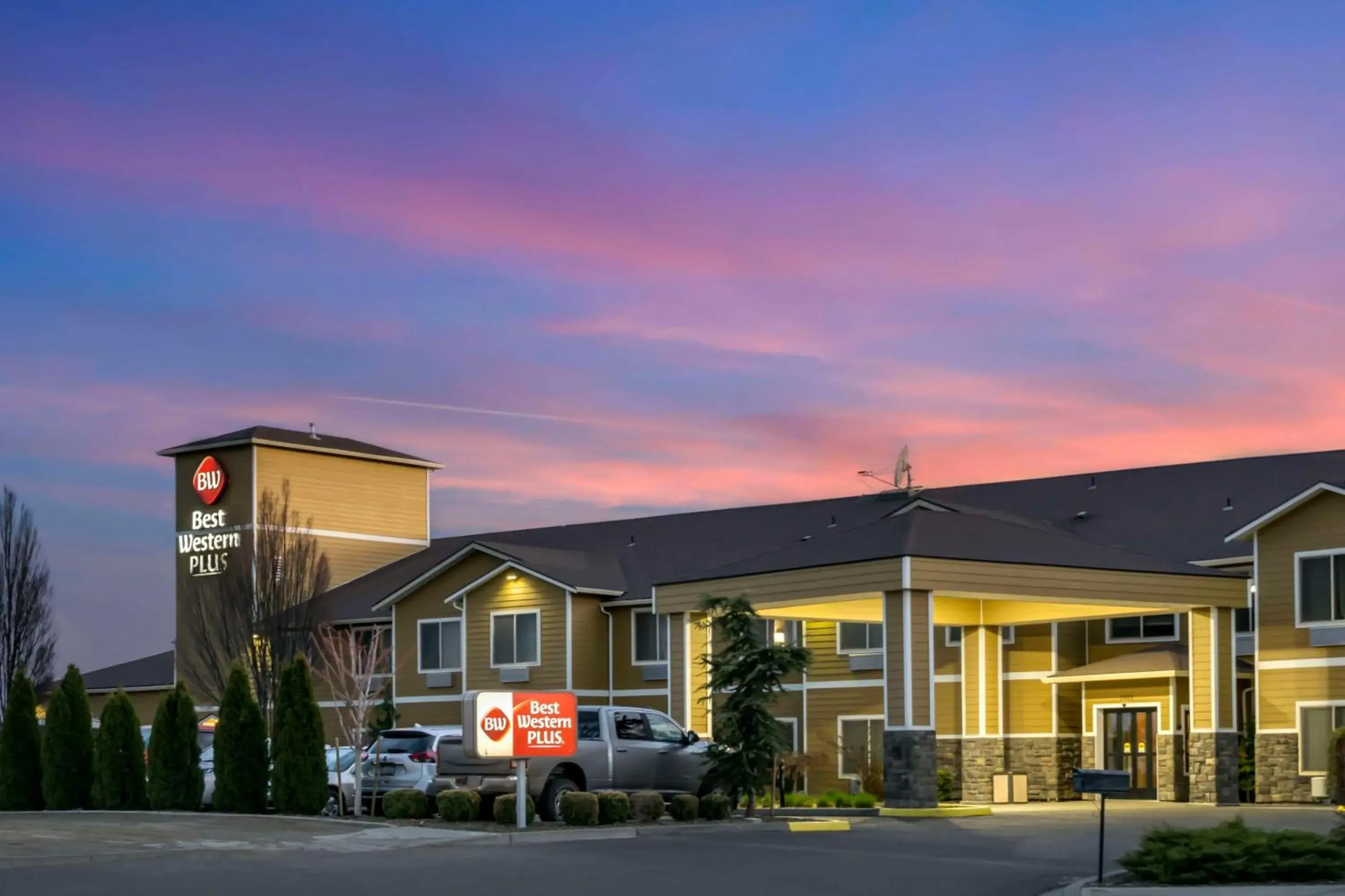 Property building in Best Western Plus Grapevine Inn Property building in Best Western Plus Grapevine Inn