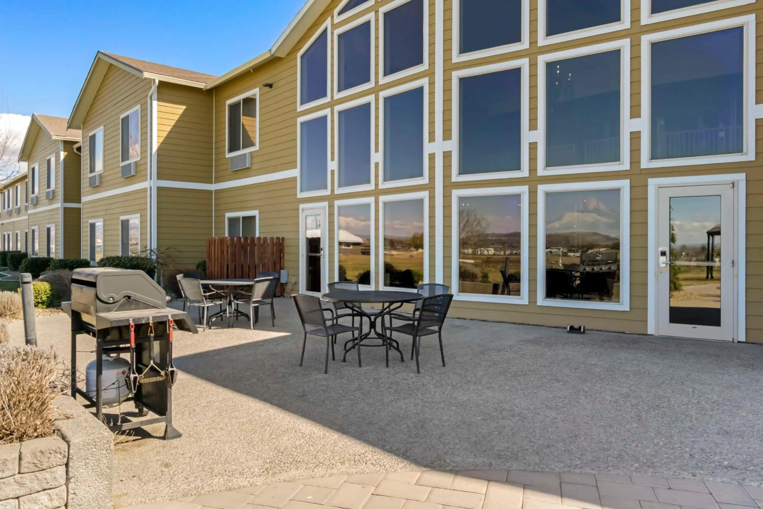 Property building in Best Western Plus Grapevine Inn