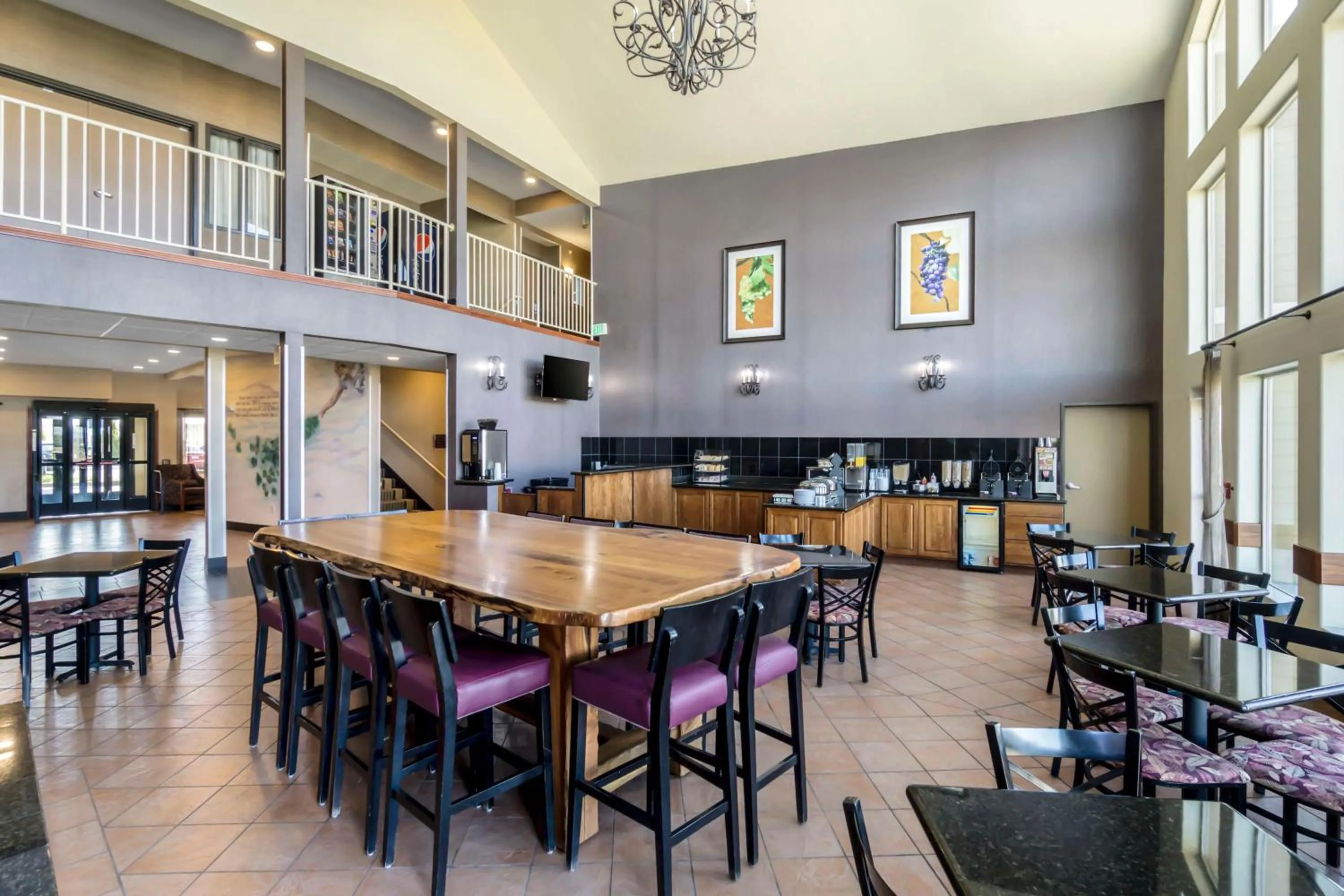 Breakfast in Best Western Plus Grapevine Inn