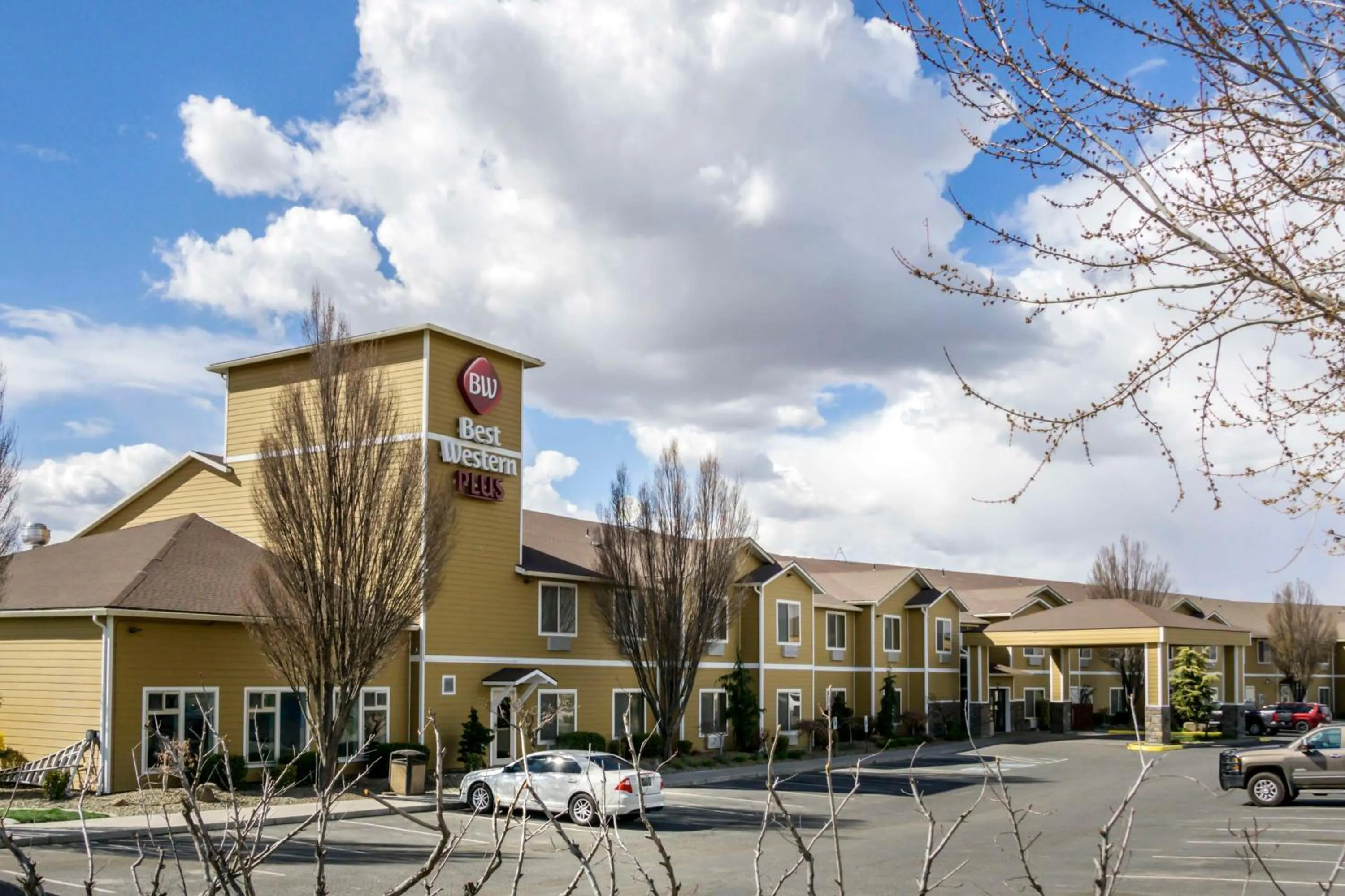 Property building in Best Western Plus Grapevine Inn