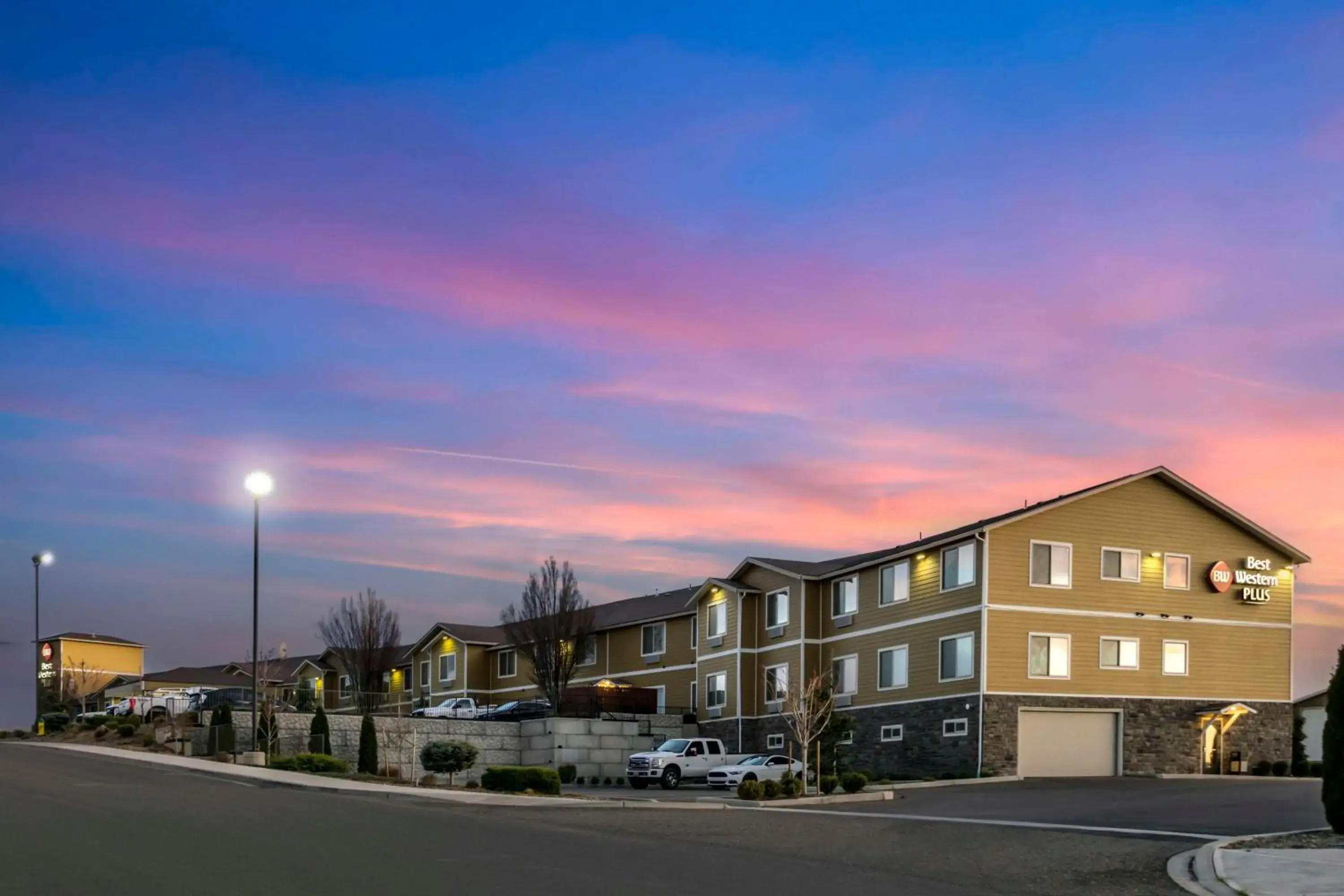 Property building in Best Western Plus Grapevine Inn Property building in Best Western Plus Grapevine Inn
