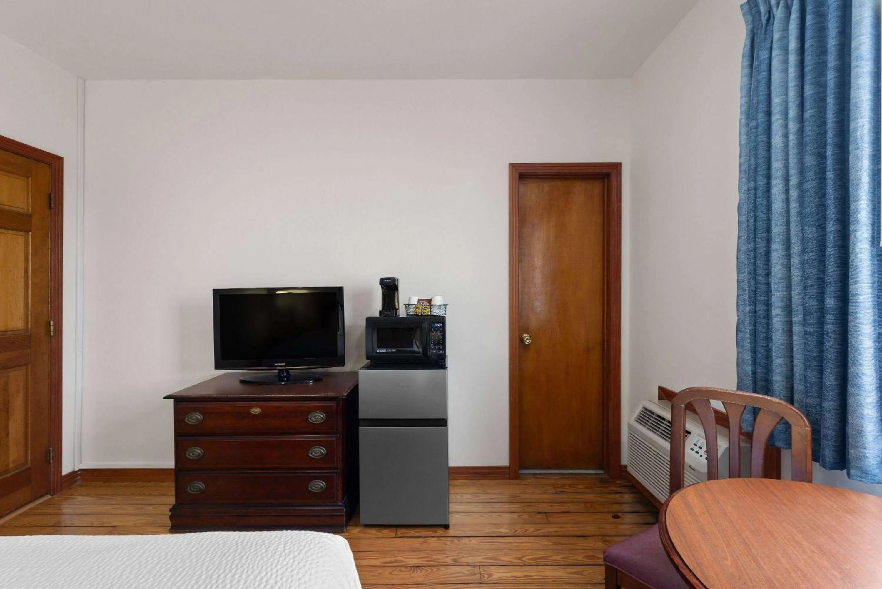 Photo of the whole room, Bed in Days Inn by Wyndham Kill Devil Hills Oceanfront - Wilbur