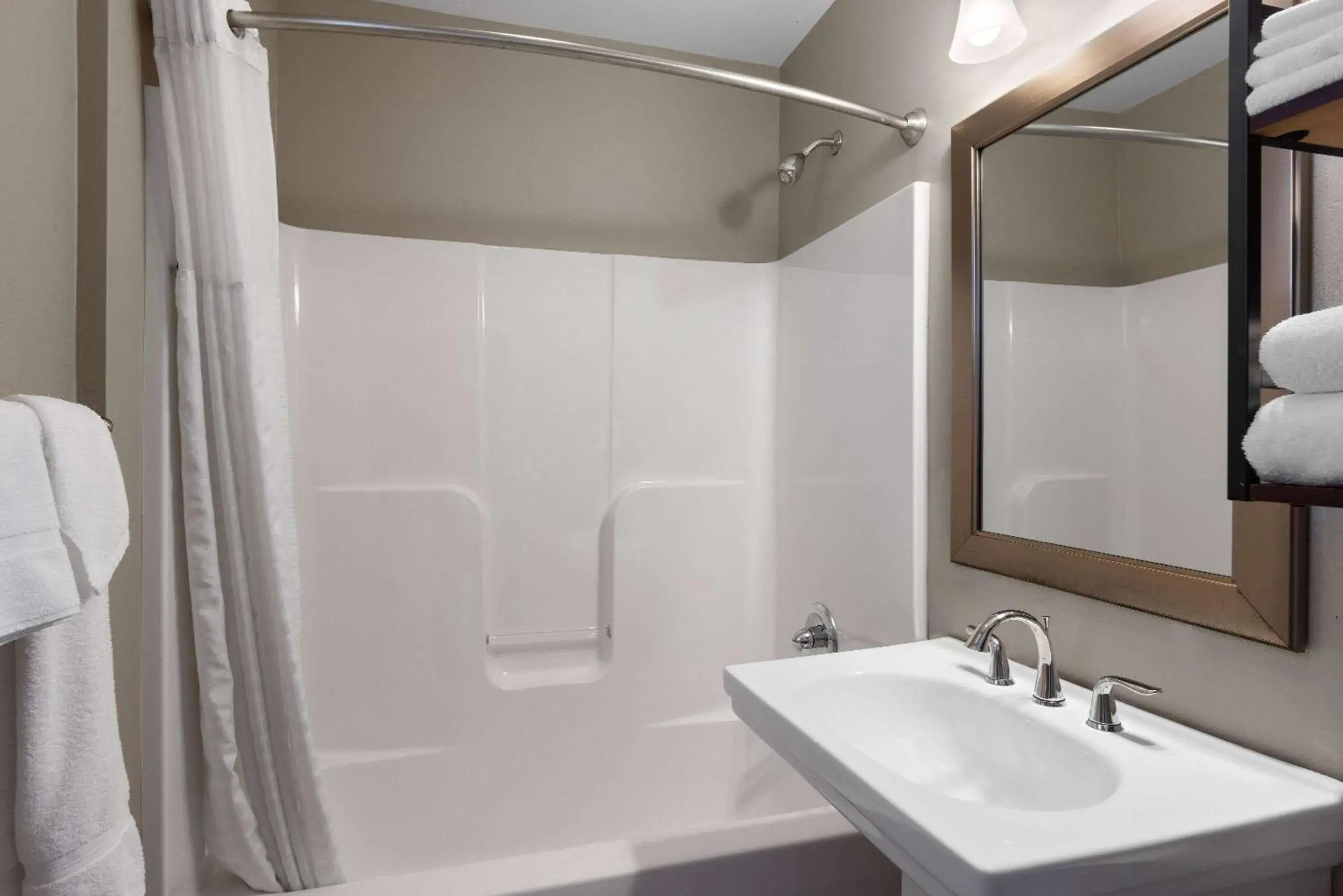 Queen Room, First or Second Floor, Non-Smoking in Days Inn by Wyndham Kill Devil Hills Oceanfront - Wilbur Queen Room, First or Second Floor, Non-Smoking in Days Inn by Wyndham Kill Devil Hills Oceanfront - Wilbur