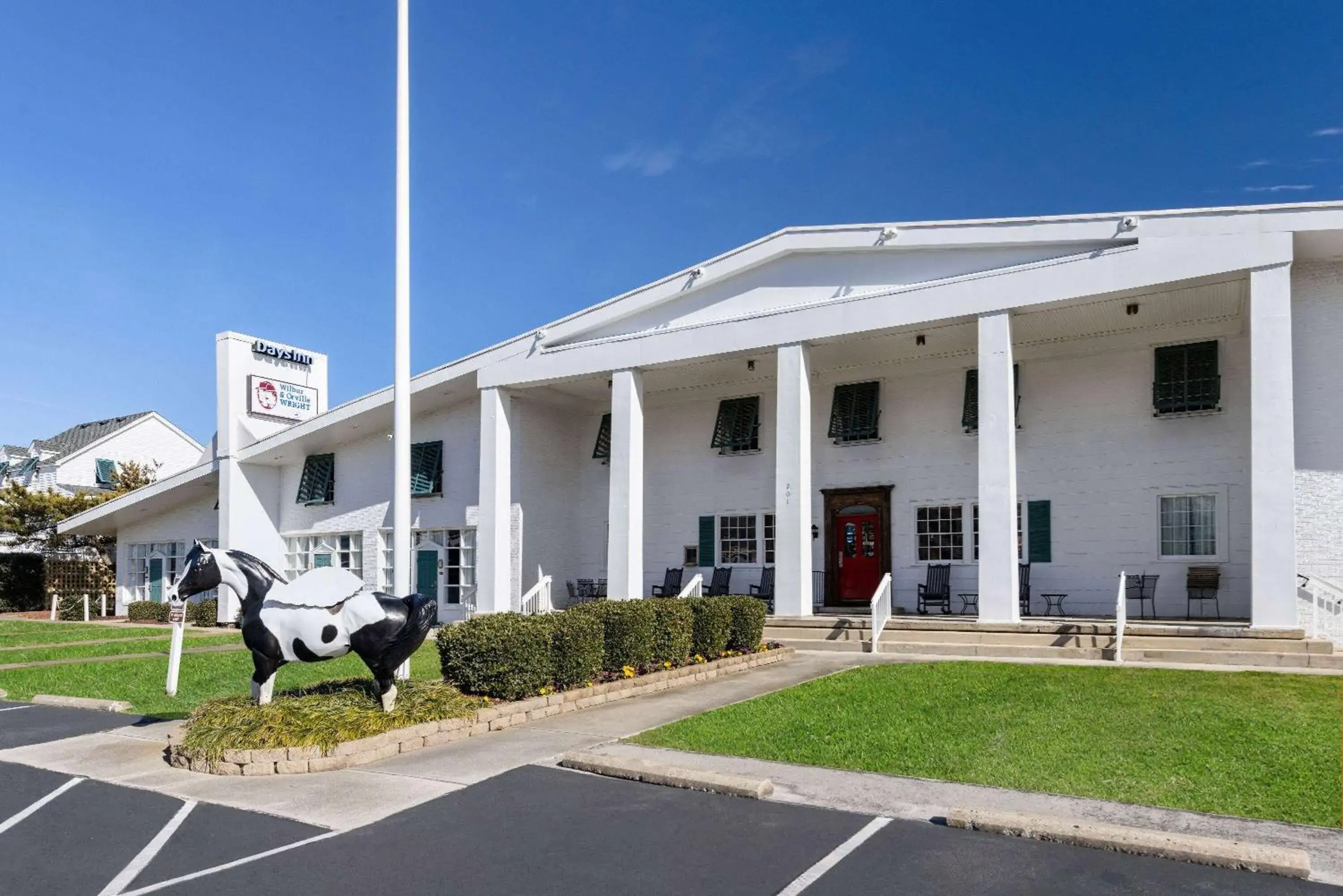 Property building in Days Inn by Wyndham Kill Devil Hills Oceanfront - Wilbur Property building in Days Inn by Wyndham Kill Devil Hills Oceanfront - Wilbur