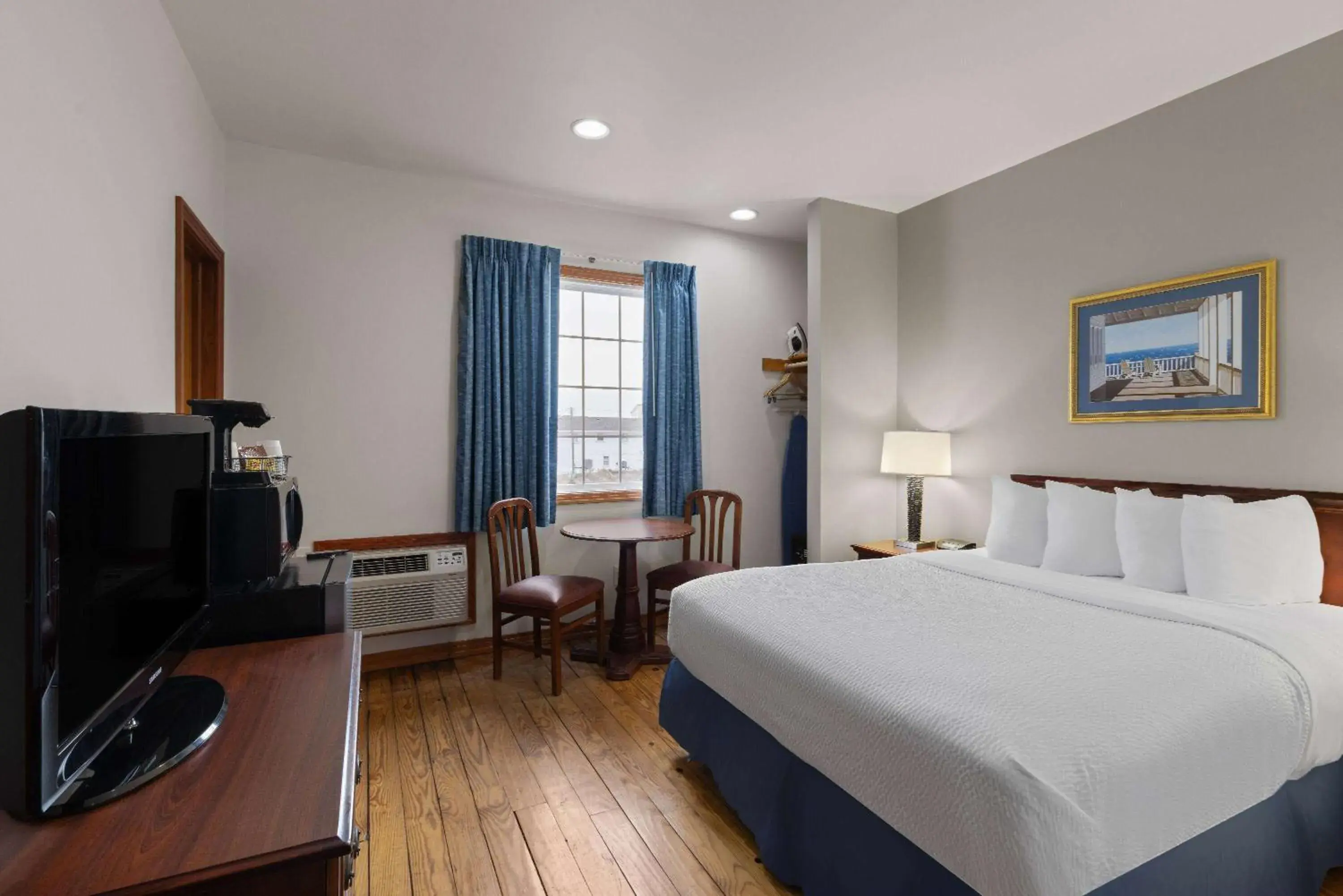 Photo of the whole room, Bed in Days Inn by Wyndham Kill Devil Hills Oceanfront - Wilbur Photo of the whole room, Bed in Days Inn by Wyndham Kill Devil Hills Oceanfront - Wilbur