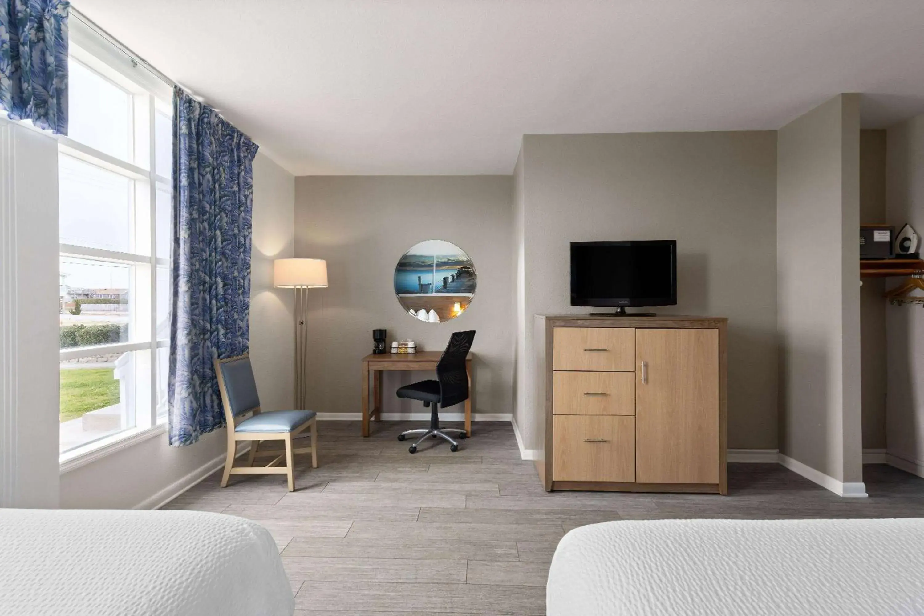 Photo of the whole room in Days Inn by Wyndham Kill Devil Hills Oceanfront - Wilbur Photo of the whole room in Days Inn by Wyndham Kill Devil Hills Oceanfront - Wilbur