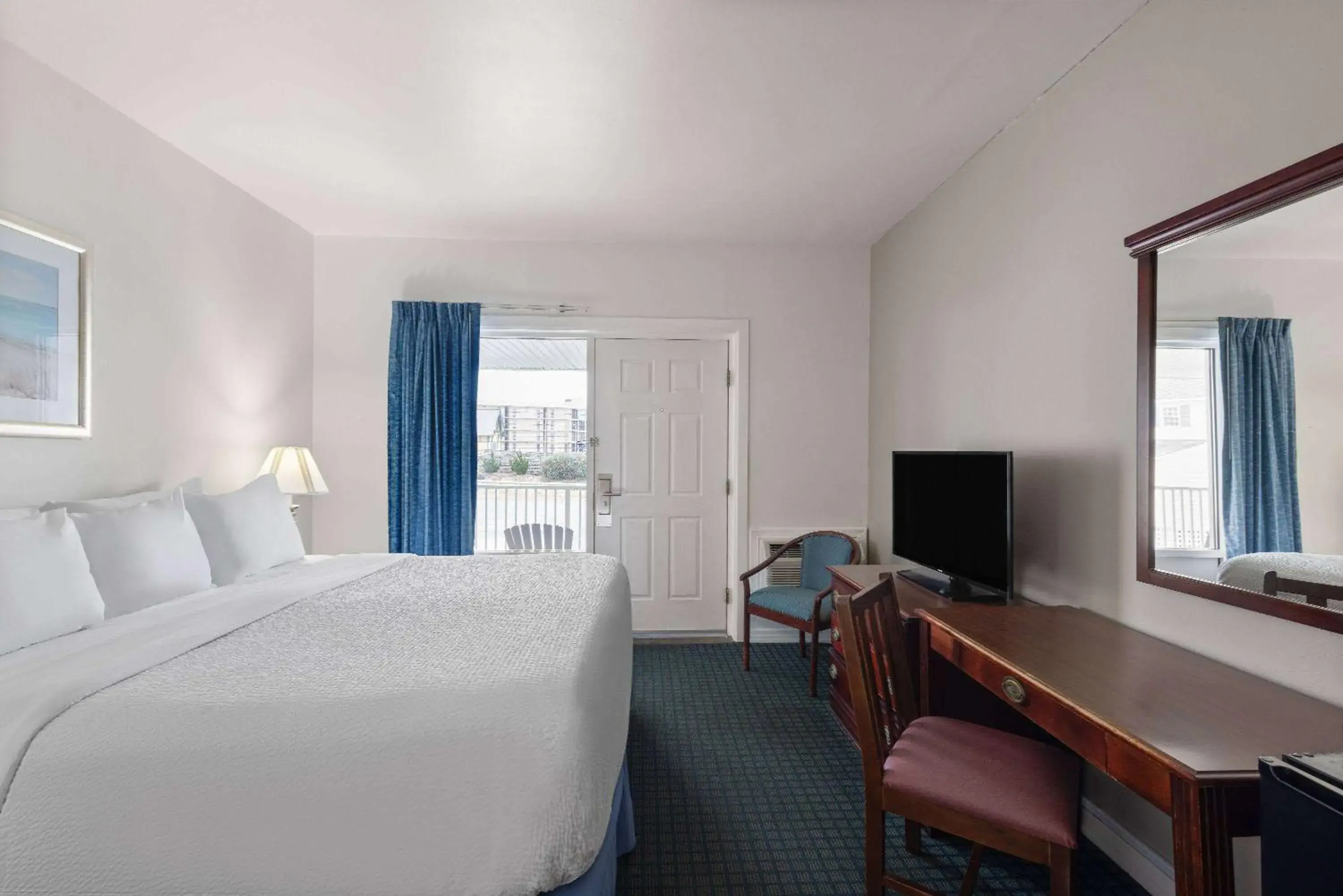 Photo of the whole room, Bed in Days Inn by Wyndham Kill Devil Hills Oceanfront - Wilbur Photo of the whole room, Bed in Days Inn by Wyndham Kill Devil Hills Oceanfront - Wilbur