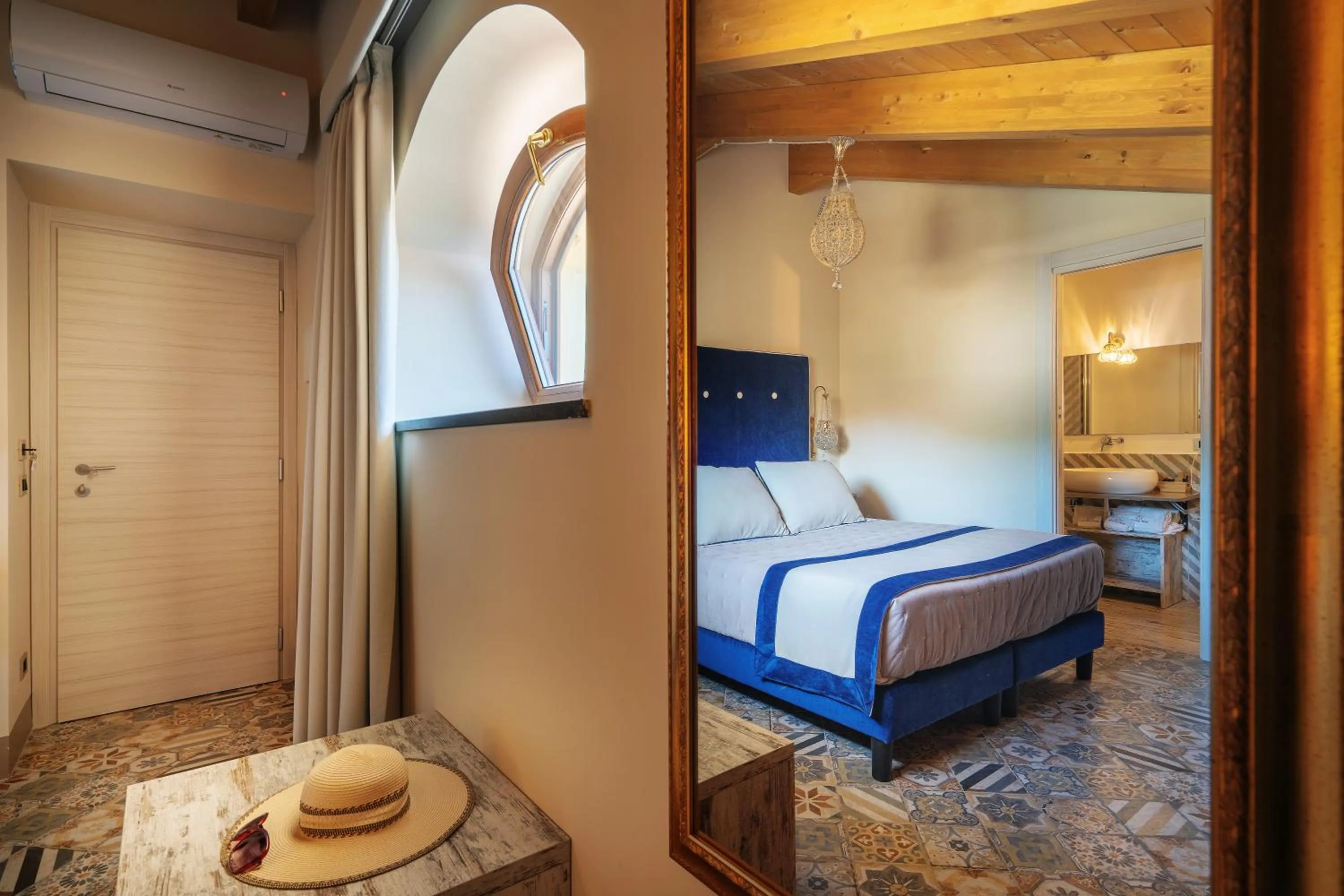 Bed in DON GIULIO LUXURY ROOMS jacuzzi