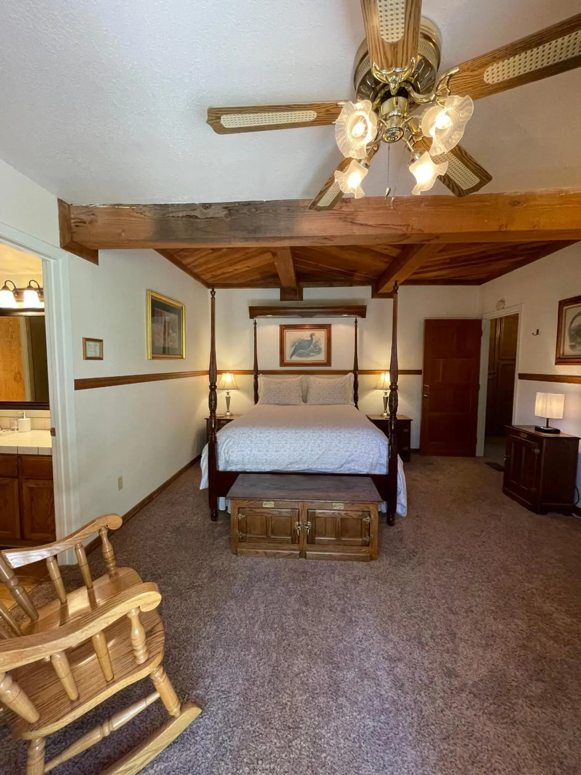 Deluxe Queen Room with Private Bathroom in Berkshire Inn Deluxe Queen Room with Private Bathroom in Berkshire Inn