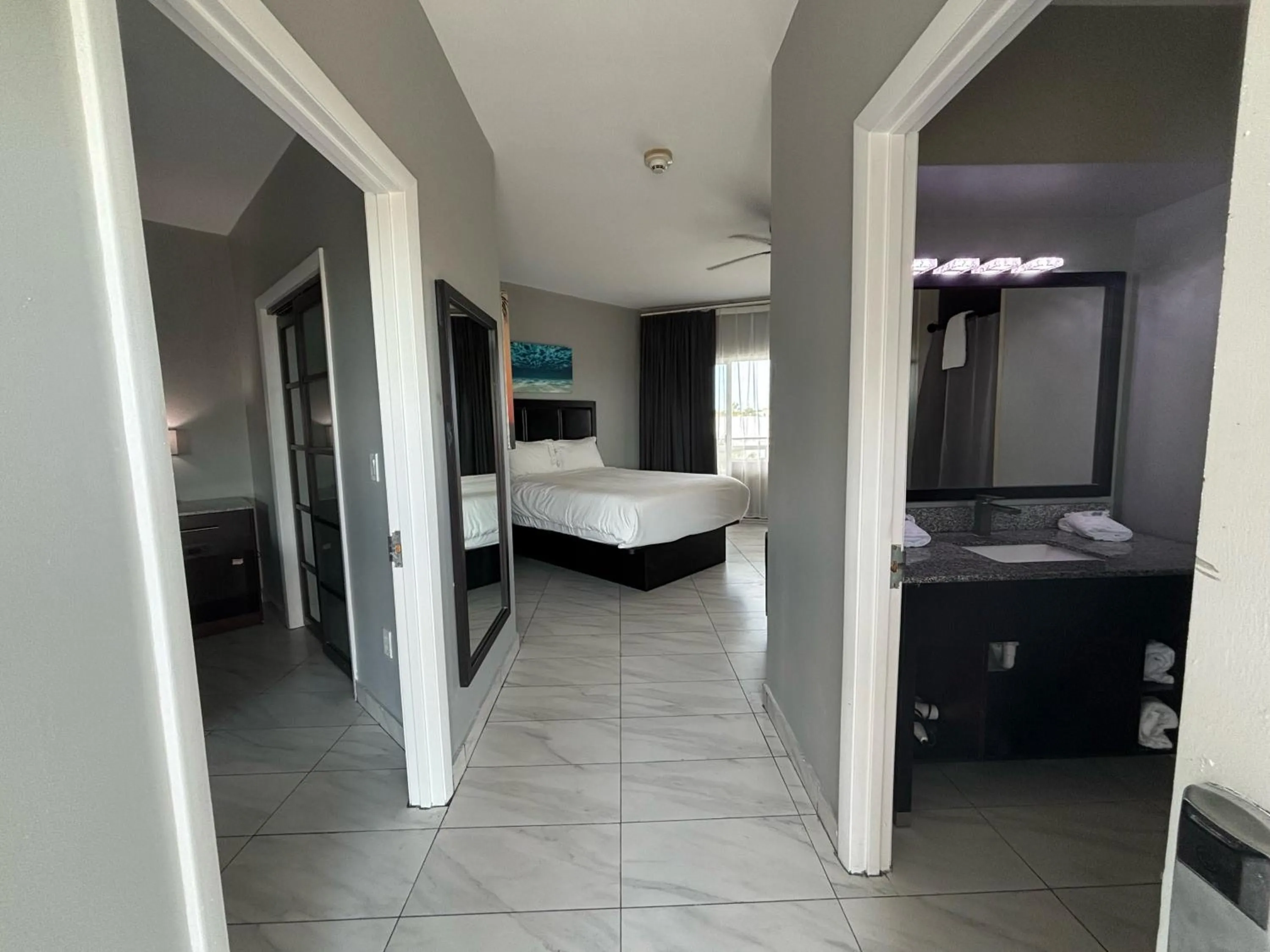 Facade/entrance, Bed in Grace Bay Suites