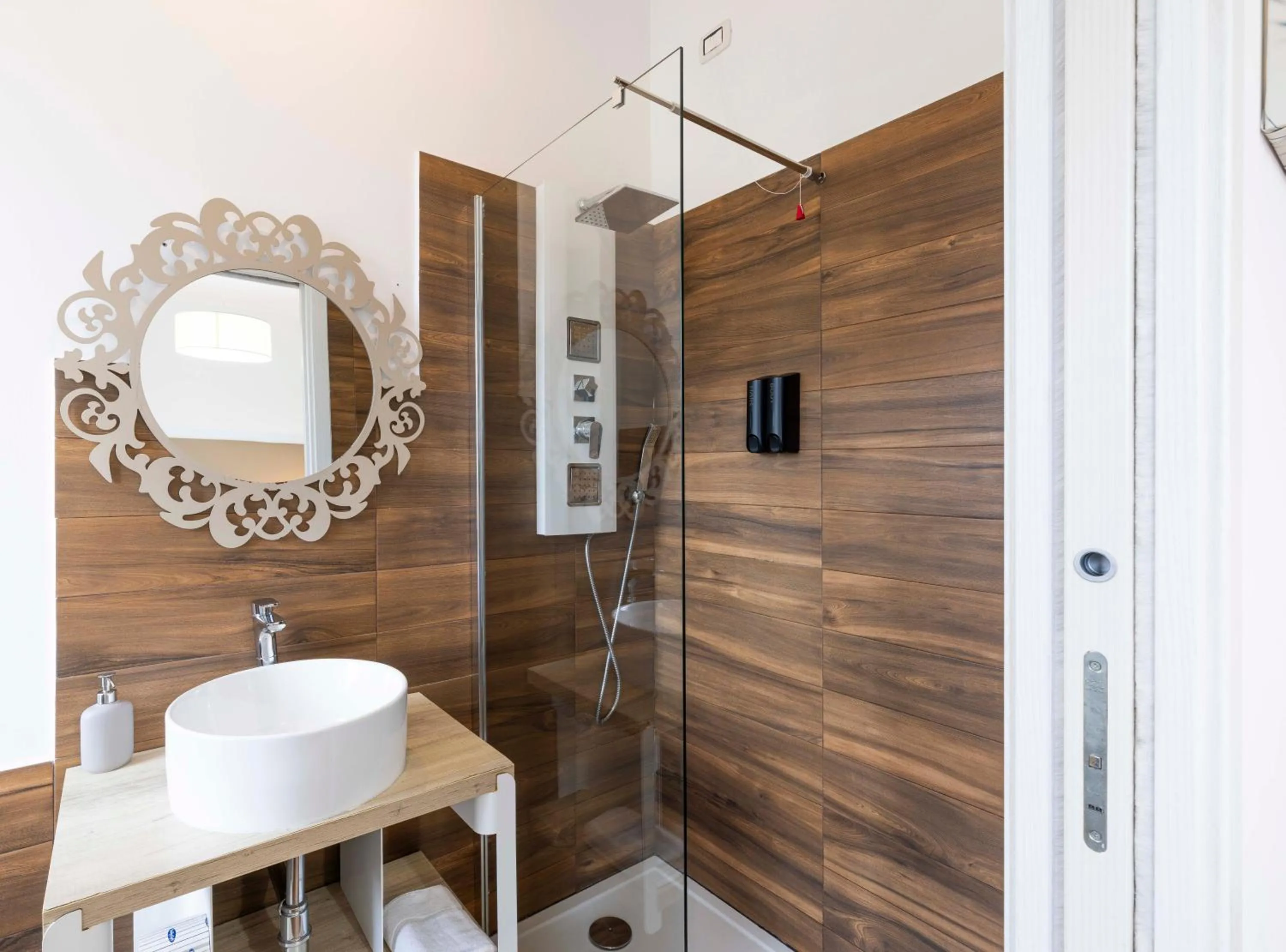 Shower in Mapi’s Rooms