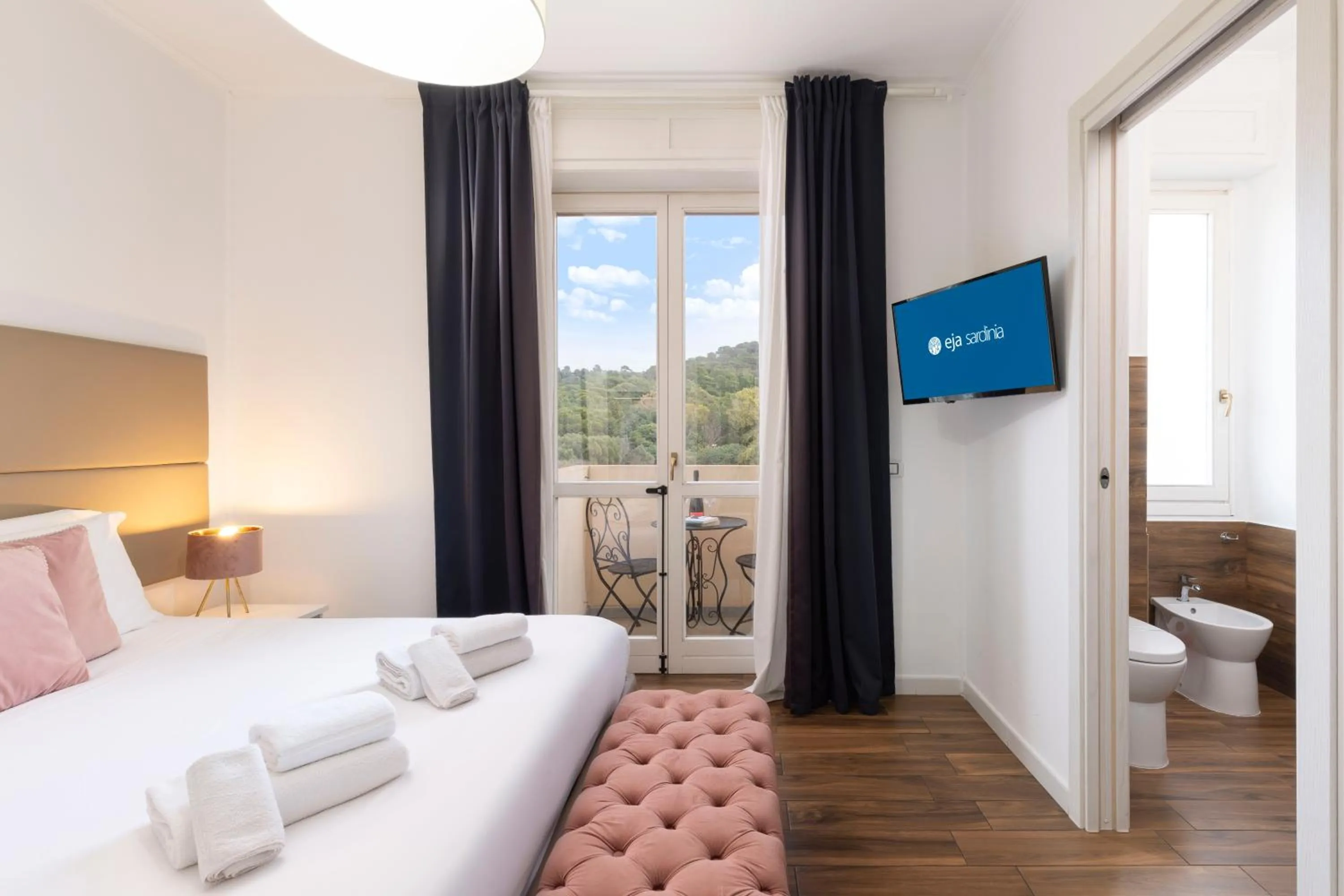 Toilet, Bed in Mapi’s Rooms