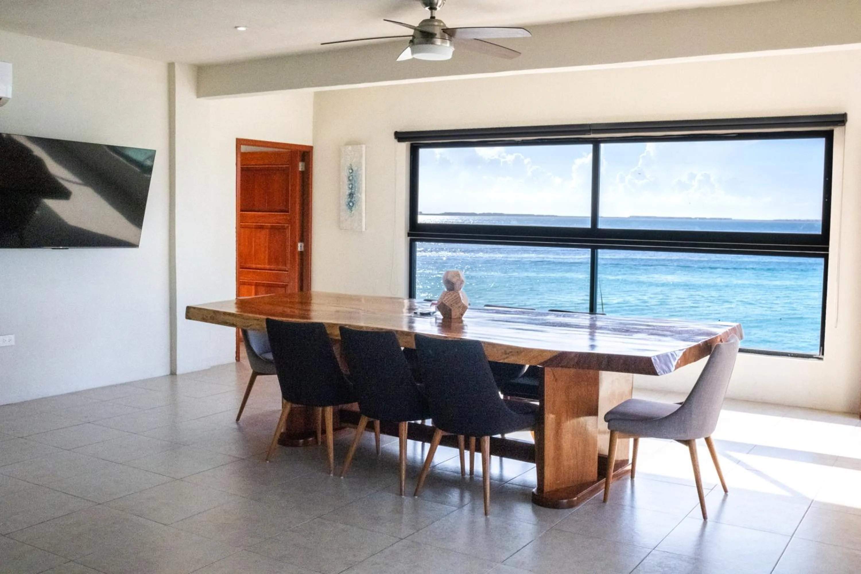 Dining area in Cuxos Hotel Beachfront