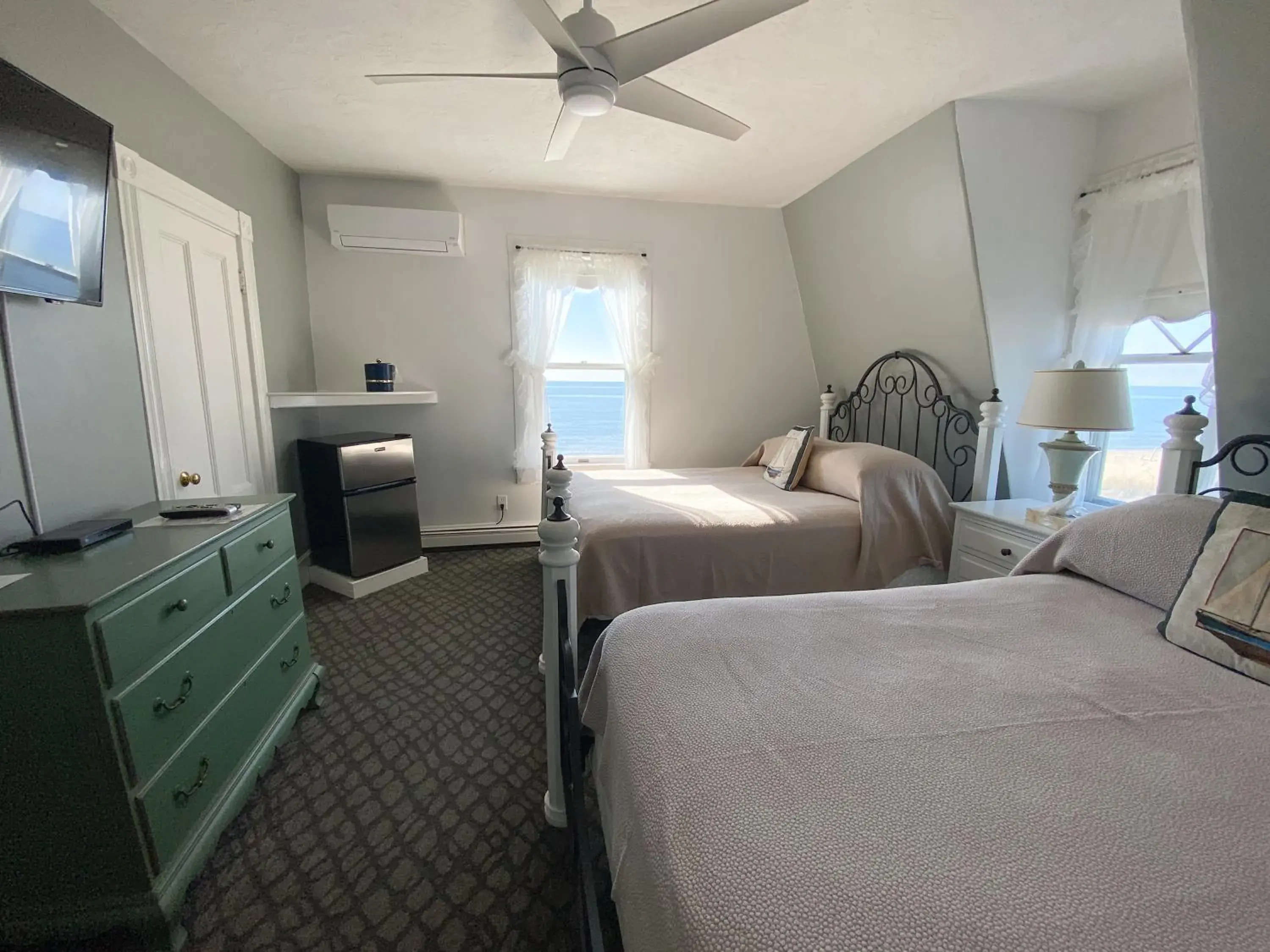 Queen Room with Two Queen Beds & Oceanfront – 203 in By The Sea Guests Bed & Breakfast and Suites Queen Room with Two Queen Beds & Oceanfront – 203 in By The Sea Guests Bed & Breakfast and Suites