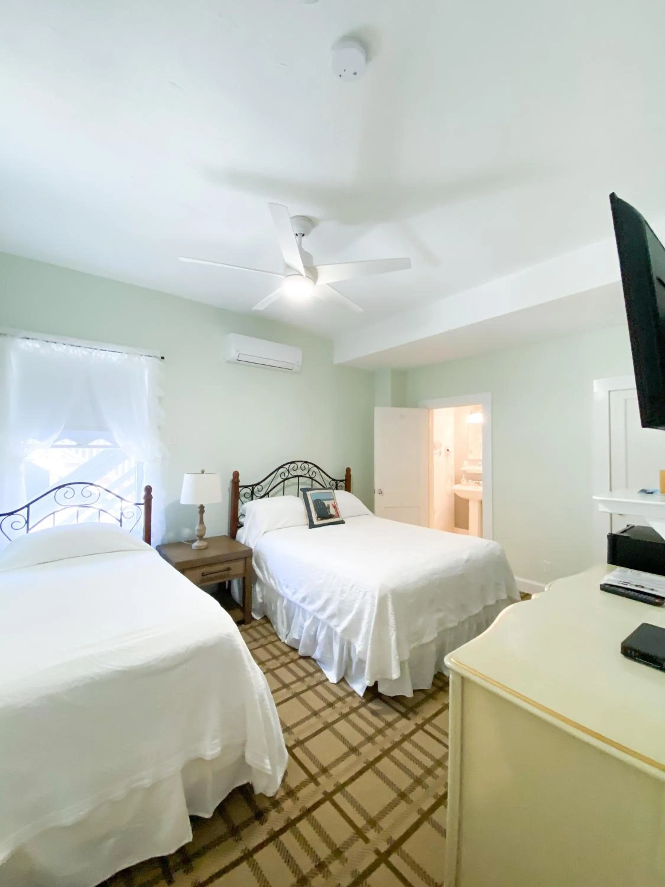 Bed in By The Sea Guests Bed & Breakfast and Suites