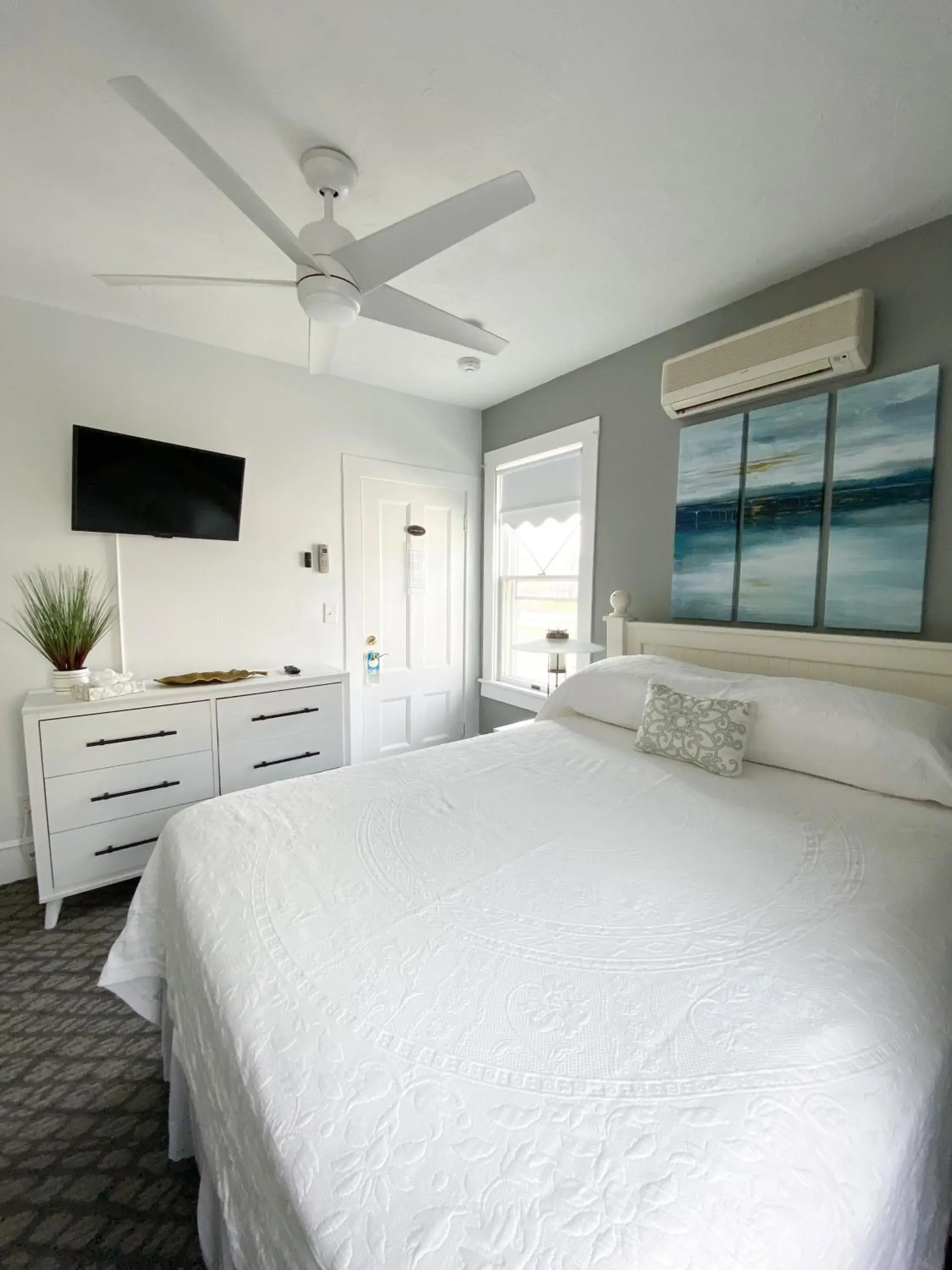 Queen Room with One Queen Bed– 201 in By The Sea Guests Bed & Breakfast and Suites Queen Room with One Queen Bed– 201 in By The Sea Guests Bed & Breakfast and Suites