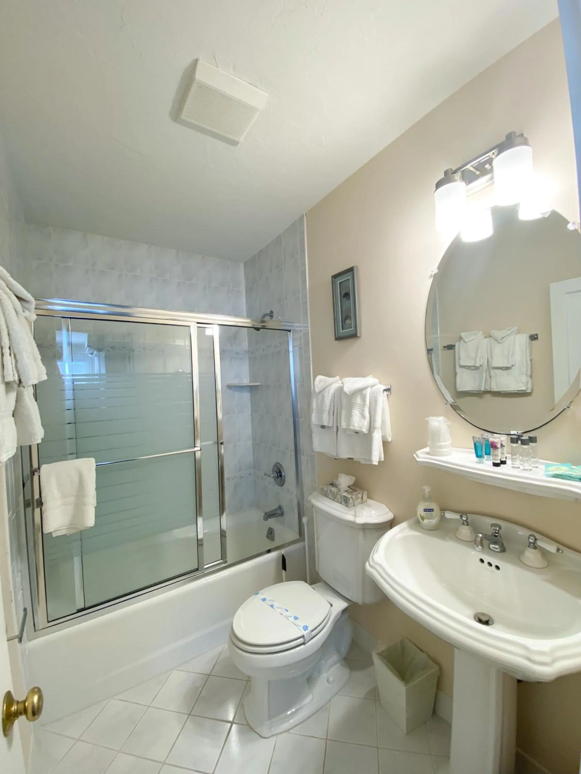 Shower in By The Sea Guests Bed & Breakfast and Suites
