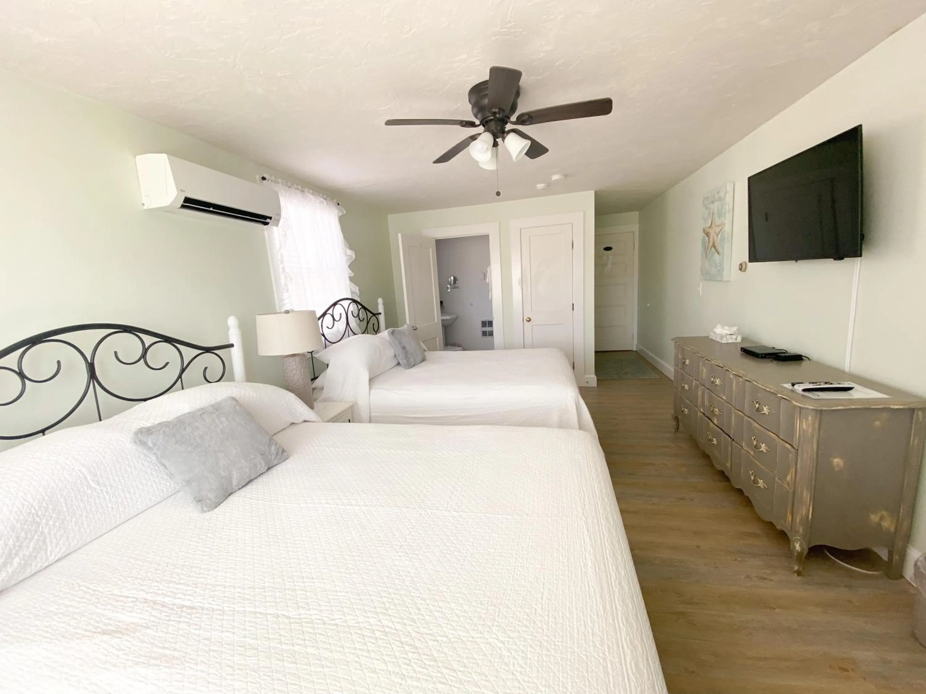 Bed in By The Sea Guests Bed & Breakfast and Suites