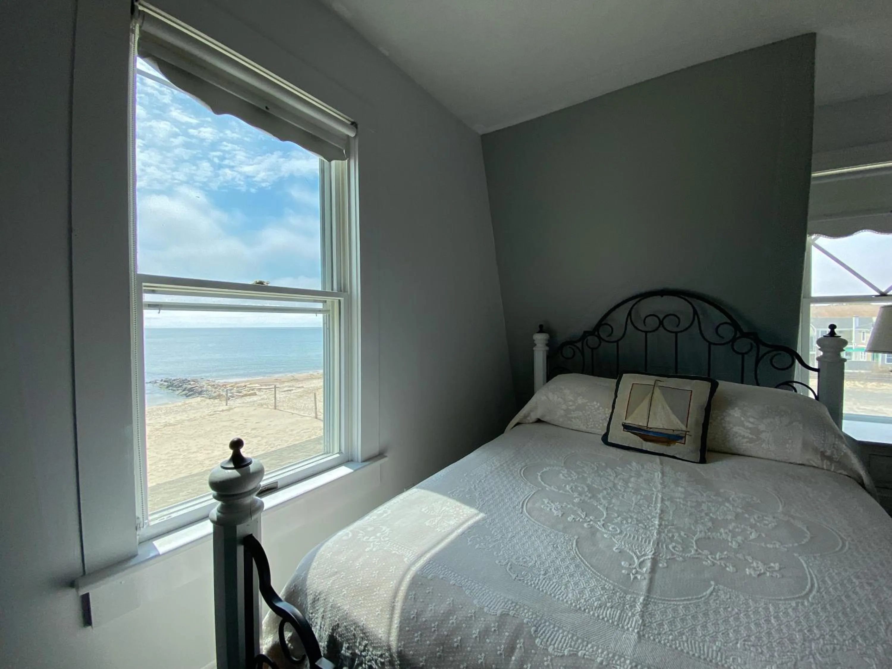 Bed in By The Sea Guests Bed & Breakfast and Suites