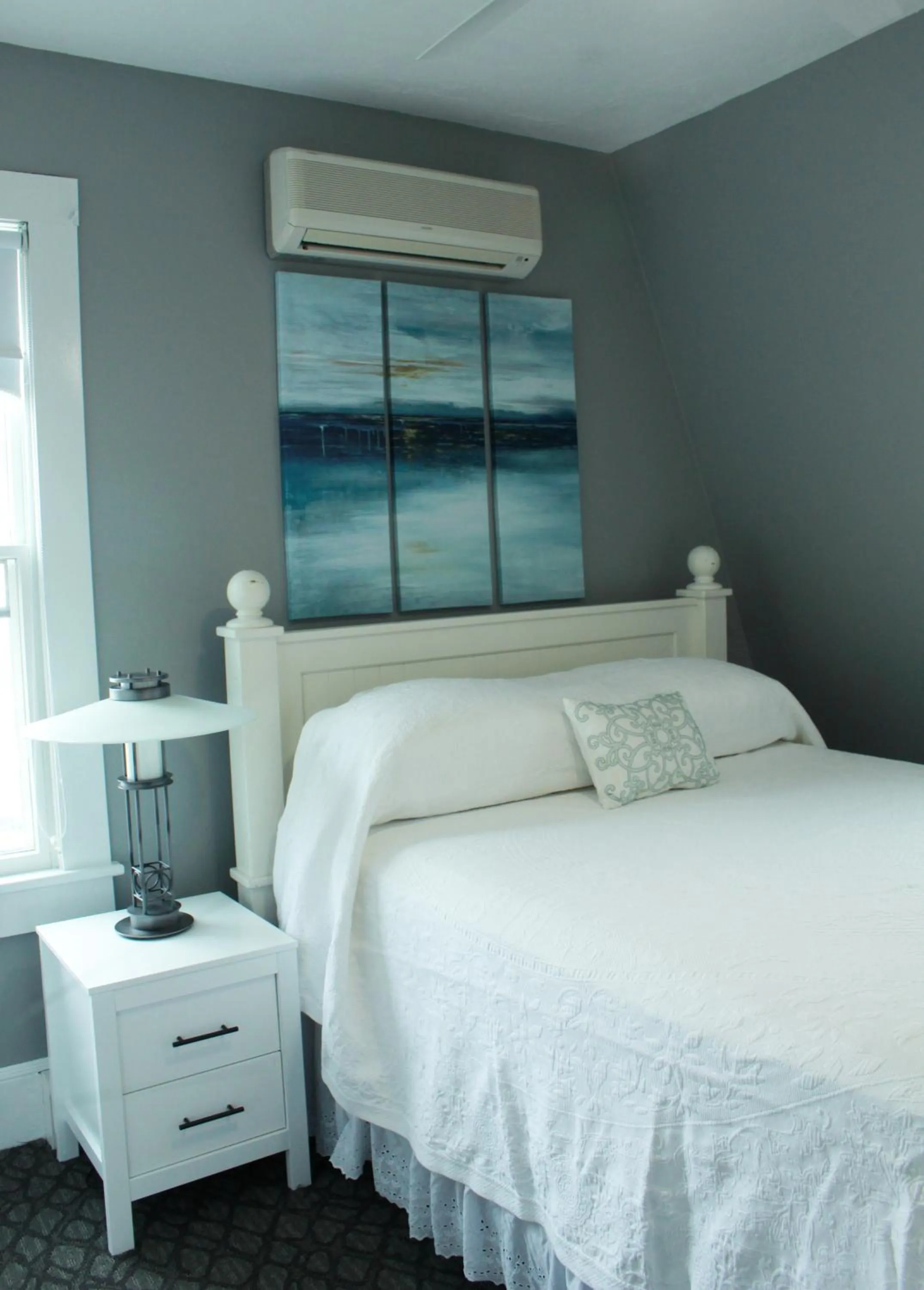 Bed in By The Sea Guests Bed & Breakfast and Suites