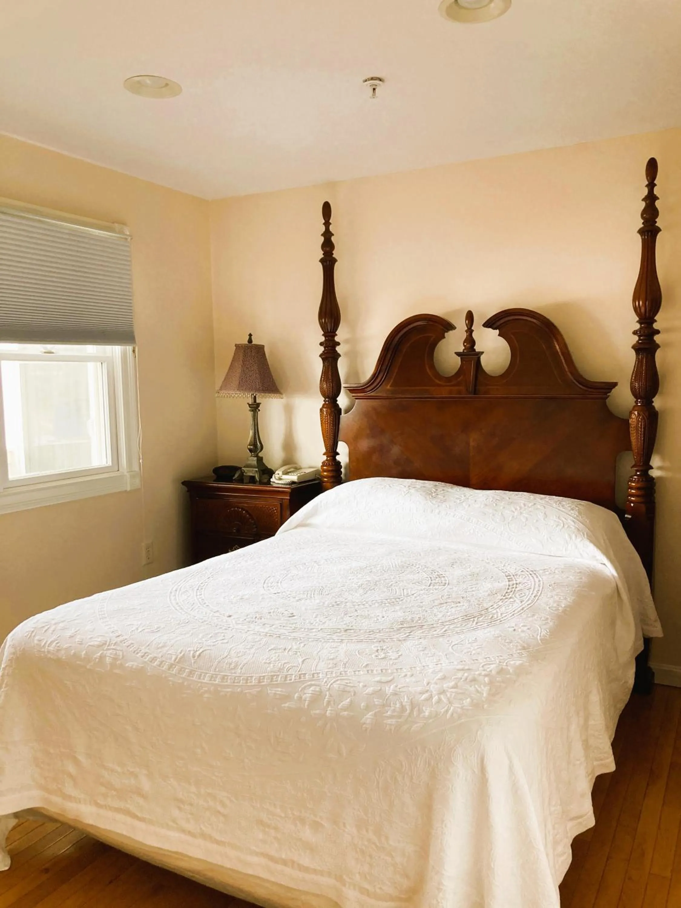 Bed in By The Sea Guests Bed & Breakfast and Suites