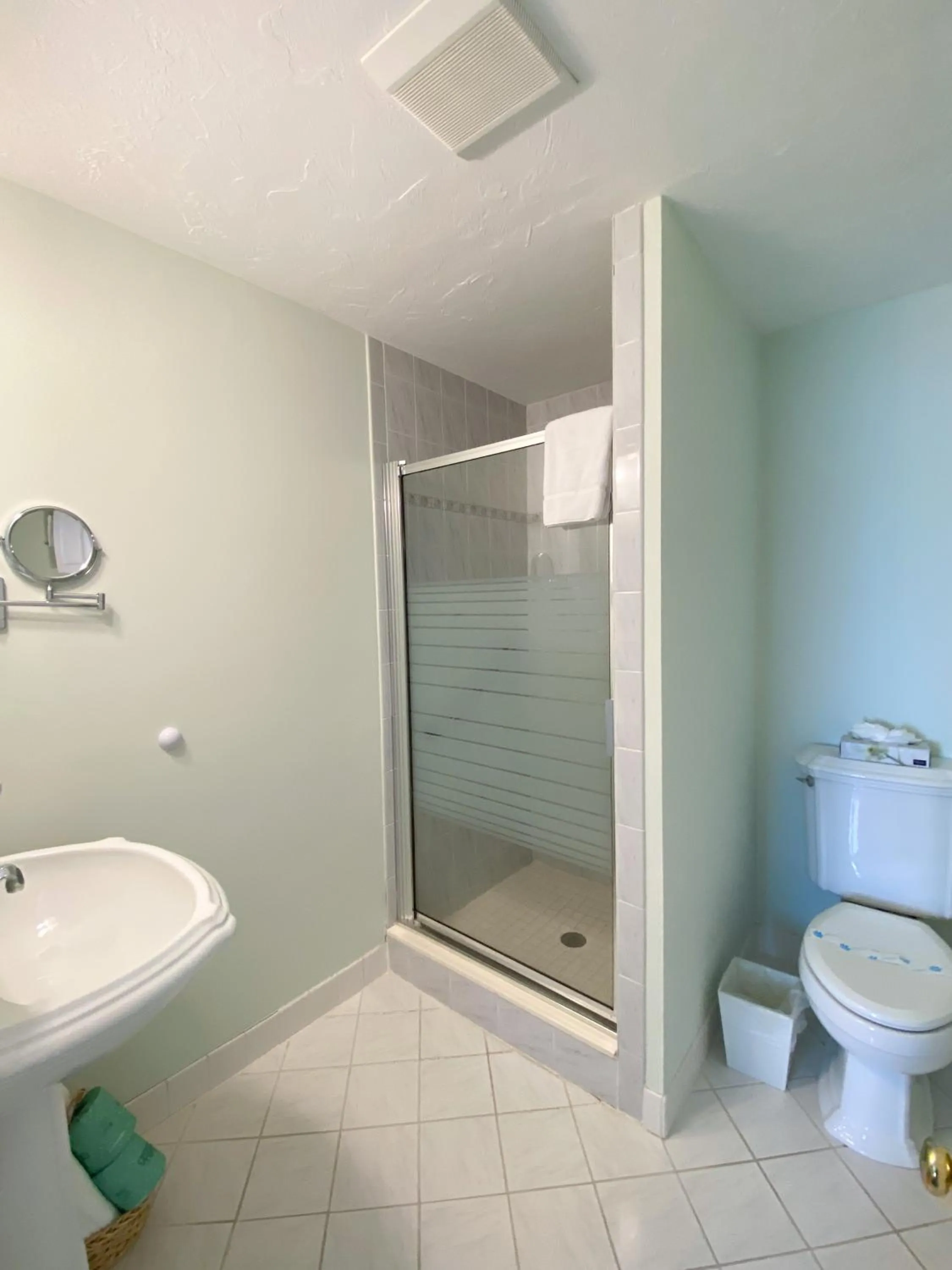 Shower in By The Sea Guests Bed & Breakfast and Suites